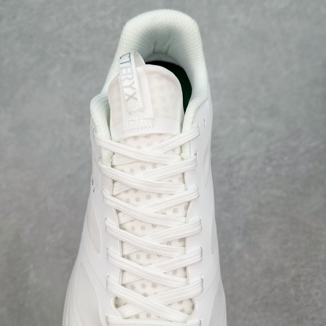 图片[5]-＃纯原 加拿大品牌 始祖鸟·Arc\’teryx Norvan LD 3 GTX Trail 北温哥华三代系列长距离越野徒步户外运动跑鞋 ARC\’TERYX始祖鸟，户外运动产品的天花板品牌，2017年发布第一款越野跑鞋NORVAN VT，始祖鸟的越野跑鞋分为三个系列，分别是：VT（Vertical Terrain垂直地形）、LD（Long Distance长距离）、SL（Super Light超轻），发展到今日已经更新到了第三代产品，而NORVAN的命名源于北温哥华（North Vancouver）代表高性能越野跑系统。在2018年我测评了始祖鸟第一代长距离越野跑鞋NORVAN LD，而这次测评的，正是该系列的第三代产品NORVAN LD 3，它与初代相比可以说是脱胎换骨的改变。在整体外观方面，NORVAN LD 3保持了ARC\’TERYX始祖鸟一贯的设计风格，配色一如既往的“素”，使用纯色营造出高级感。鞋面采用单层网孔Cordura®鞋面，与初代的紧密编织鞋面相比透气性能更好，鞋面热压了TPU薄膜支撑鞋面，得益于靠近中底整圈的热压TPU，使NORVAN LD 3的涉水深度更深。NORVAN LD 3帮面一体成型，只在跟杯正中进行缝合，跟杯有硬质港宝，能有效支撑和锁定足跟，足跟外侧印刷了ARC\’TERYX始祖鸟LOGO。鞋头多层防踢设计保护脚趾，避免脚趾踢到尖利的岩石导致受伤。尺码：36 36.5 37.5 38 38.5 39 40 40.5 41 42 42.5 43 44 44.5 45 46-选品中心