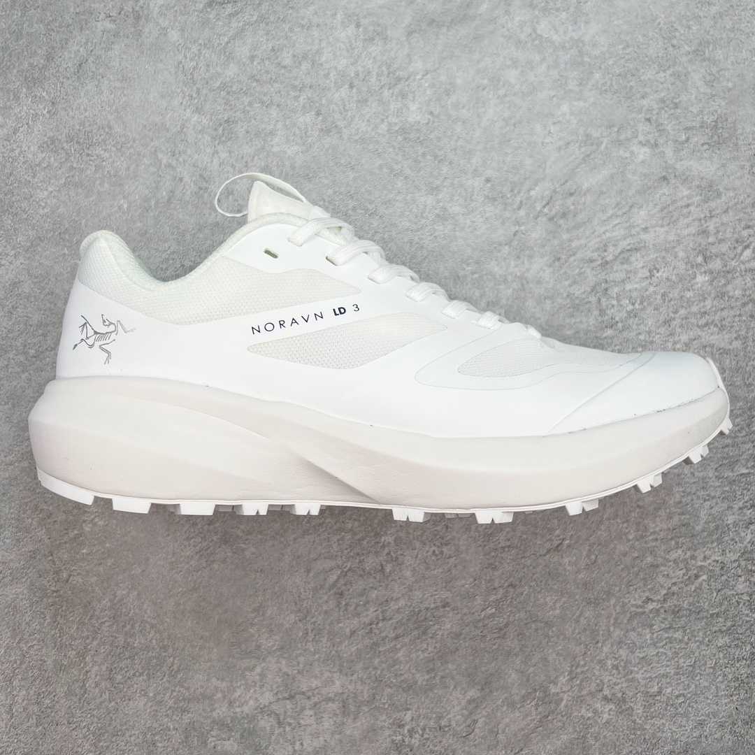 ＃纯原 加拿大品牌 始祖鸟·Arc\’teryx Norvan LD 3 GTX Trail 北温哥华三代系列长距离越野徒步户外运动跑鞋 ARC\’TERYX始祖鸟，户外运动产品的天花板品牌，2017年发布第一款越野跑鞋NORVAN VT，始祖鸟的越野跑鞋分为三个系列，分别是：VT（Vertical Terrain垂直地形）、LD（Long Distance长距离）、SL（Super Light超轻），发展到今日已经更新到了第三代产品，而NORVAN的命名源于北温哥华（North Vancouver）代表高性能越野跑系统。在2018年我测评了始祖鸟第一代长距离越野跑鞋NORVAN LD，而这次测评的，正是该系列的第三代产品NORVAN LD 3，它与初代相比可以说是脱胎换骨的改变。在整体外观方面，NORVAN LD 3保持了ARC\’TERYX始祖鸟一贯的设计风格，配色一如既往的“素”，使用纯色营造出高级感。鞋面采用单层网孔Cordura®鞋面，与初代的紧密编织鞋面相比透气性能更好，鞋面热压了TPU薄膜支撑鞋面，得益于靠近中底整圈的热压TPU，使NORVAN LD 3的涉水深度更深。NORVAN LD 3帮面一体成型，只在跟杯正中进行缝合，跟杯有硬质港宝，能有效支撑和锁定足跟，足跟外侧印刷了ARC\’TERYX始祖鸟LOGO。鞋头多层防踢设计保护脚趾，避免脚趾踢到尖利的岩石导致受伤。尺码：36 36.5 37.5 38 38.5 39 40 40.5 41 42 42.5 43 44 44.5 45 46-选品中心