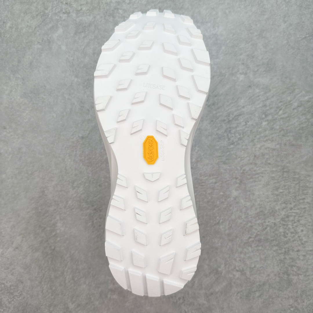 图片[9]-＃纯原 加拿大品牌 始祖鸟·Arc\’teryx Norvan LD 3 GTX Trail 北温哥华三代系列长距离越野徒步户外运动跑鞋 ARC\’TERYX始祖鸟，户外运动产品的天花板品牌，2017年发布第一款越野跑鞋NORVAN VT，始祖鸟的越野跑鞋分为三个系列，分别是：VT（Vertical Terrain垂直地形）、LD（Long Distance长距离）、SL（Super Light超轻），发展到今日已经更新到了第三代产品，而NORVAN的命名源于北温哥华（North Vancouver）代表高性能越野跑系统。在2018年我测评了始祖鸟第一代长距离越野跑鞋NORVAN LD，而这次测评的，正是该系列的第三代产品NORVAN LD 3，它与初代相比可以说是脱胎换骨的改变。在整体外观方面，NORVAN LD 3保持了ARC\’TERYX始祖鸟一贯的设计风格，配色一如既往的“素”，使用纯色营造出高级感。鞋面采用单层网孔Cordura®鞋面，与初代的紧密编织鞋面相比透气性能更好，鞋面热压了TPU薄膜支撑鞋面，得益于靠近中底整圈的热压TPU，使NORVAN LD 3的涉水深度更深。NORVAN LD 3帮面一体成型，只在跟杯正中进行缝合，跟杯有硬质港宝，能有效支撑和锁定足跟，足跟外侧印刷了ARC\’TERYX始祖鸟LOGO。鞋头多层防踢设计保护脚趾，避免脚趾踢到尖利的岩石导致受伤。尺码：36 36.5 37.5 38 38.5 39 40 40.5 41 42 42.5 43 44 44.5 45 46-选品中心