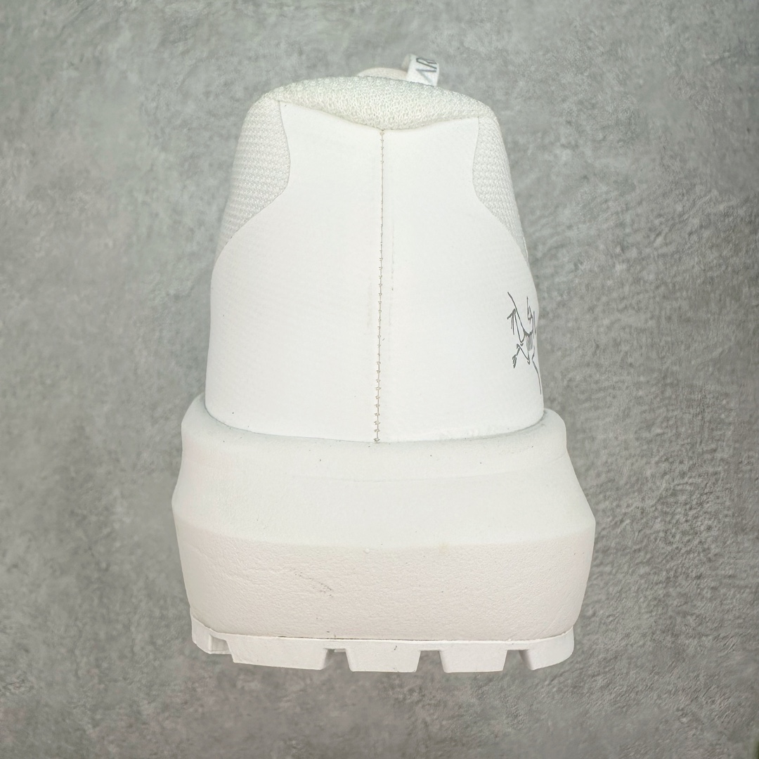 图片[8]-＃纯原 加拿大品牌 始祖鸟·Arc\’teryx Norvan LD 3 GTX Trail 北温哥华三代系列长距离越野徒步户外运动跑鞋 ARC\’TERYX始祖鸟，户外运动产品的天花板品牌，2017年发布第一款越野跑鞋NORVAN VT，始祖鸟的越野跑鞋分为三个系列，分别是：VT（Vertical Terrain垂直地形）、LD（Long Distance长距离）、SL（Super Light超轻），发展到今日已经更新到了第三代产品，而NORVAN的命名源于北温哥华（North Vancouver）代表高性能越野跑系统。在2018年我测评了始祖鸟第一代长距离越野跑鞋NORVAN LD，而这次测评的，正是该系列的第三代产品NORVAN LD 3，它与初代相比可以说是脱胎换骨的改变。在整体外观方面，NORVAN LD 3保持了ARC\’TERYX始祖鸟一贯的设计风格，配色一如既往的“素”，使用纯色营造出高级感。鞋面采用单层网孔Cordura®鞋面，与初代的紧密编织鞋面相比透气性能更好，鞋面热压了TPU薄膜支撑鞋面，得益于靠近中底整圈的热压TPU，使NORVAN LD 3的涉水深度更深。NORVAN LD 3帮面一体成型，只在跟杯正中进行缝合，跟杯有硬质港宝，能有效支撑和锁定足跟，足跟外侧印刷了ARC\’TERYX始祖鸟LOGO。鞋头多层防踢设计保护脚趾，避免脚趾踢到尖利的岩石导致受伤。尺码：36 36.5 37.5 38 38.5 39 40 40.5 41 42 42.5 43 44 44.5 45 46-选品中心