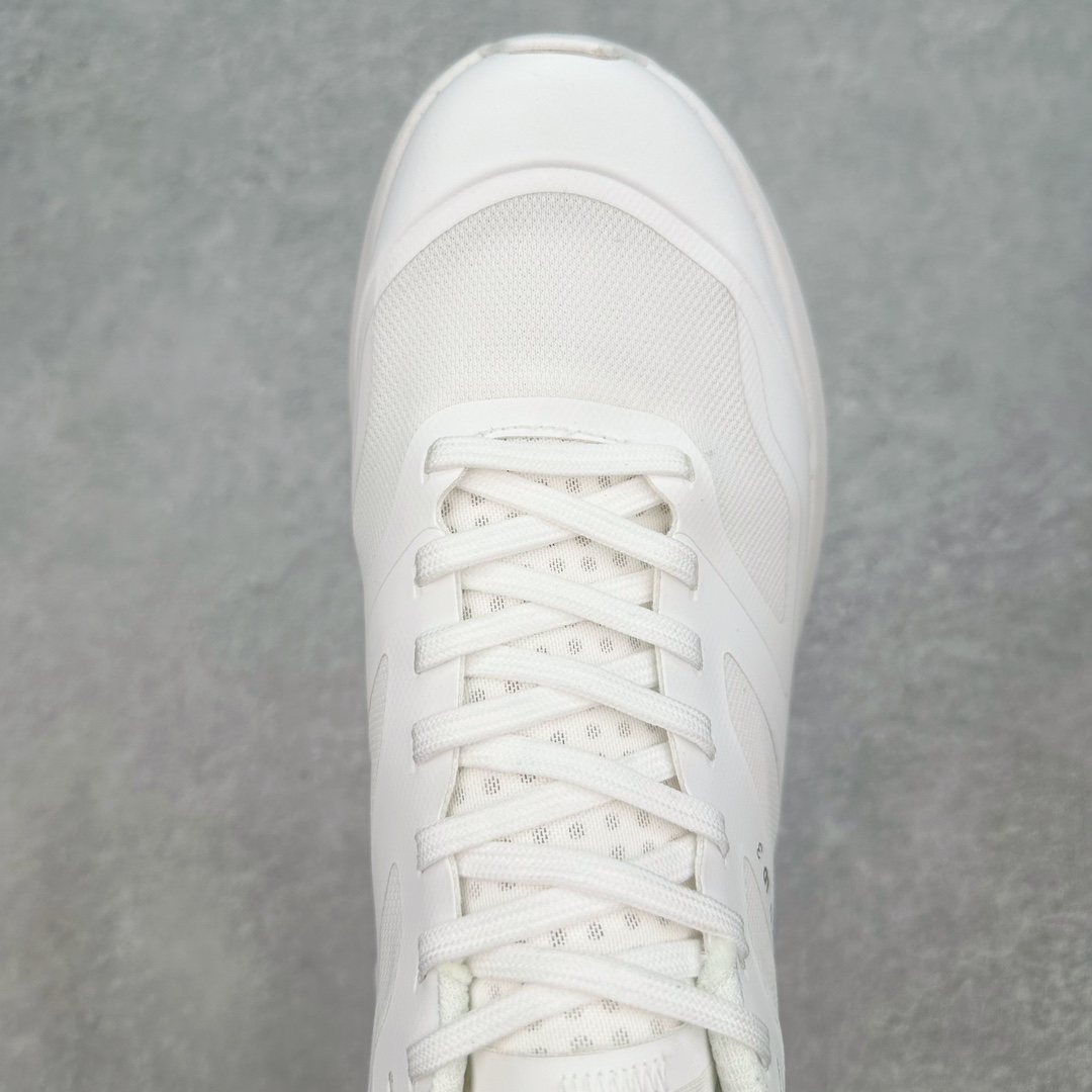 图片[4]-＃纯原 加拿大品牌 始祖鸟·Arc\’teryx Norvan LD 3 GTX Trail 北温哥华三代系列长距离越野徒步户外运动跑鞋 ARC\’TERYX始祖鸟，户外运动产品的天花板品牌，2017年发布第一款越野跑鞋NORVAN VT，始祖鸟的越野跑鞋分为三个系列，分别是：VT（Vertical Terrain垂直地形）、LD（Long Distance长距离）、SL（Super Light超轻），发展到今日已经更新到了第三代产品，而NORVAN的命名源于北温哥华（North Vancouver）代表高性能越野跑系统。在2018年我测评了始祖鸟第一代长距离越野跑鞋NORVAN LD，而这次测评的，正是该系列的第三代产品NORVAN LD 3，它与初代相比可以说是脱胎换骨的改变。在整体外观方面，NORVAN LD 3保持了ARC\’TERYX始祖鸟一贯的设计风格，配色一如既往的“素”，使用纯色营造出高级感。鞋面采用单层网孔Cordura®鞋面，与初代的紧密编织鞋面相比透气性能更好，鞋面热压了TPU薄膜支撑鞋面，得益于靠近中底整圈的热压TPU，使NORVAN LD 3的涉水深度更深。NORVAN LD 3帮面一体成型，只在跟杯正中进行缝合，跟杯有硬质港宝，能有效支撑和锁定足跟，足跟外侧印刷了ARC\’TERYX始祖鸟LOGO。鞋头多层防踢设计保护脚趾，避免脚趾踢到尖利的岩石导致受伤。尺码：36 36.5 37.5 38 38.5 39 40 40.5 41 42 42.5 43 44 44.5 45 46-选品中心