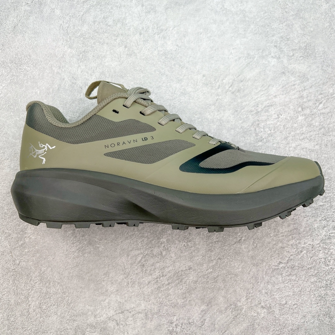 图片[2]-＃纯原 加拿大品牌 始祖鸟·Arc\’teryx Norvan LD 3 GTX Trail 北温哥华三代系列长距离越野徒步户外运动跑鞋 ARC\’TERYX始祖鸟，户外运动产品的天花板品牌，2017年发布第一款越野跑鞋NORVAN VT，始祖鸟的越野跑鞋分为三个系列，分别是：VT（Vertical Terrain垂直地形）、LD（Long Distance长距离）、SL（Super Light超轻），发展到今日已经更新到了第三代产品，而NORVAN的命名源于北温哥华（North Vancouver）代表高性能越野跑系统。在2018年我测评了始祖鸟第一代长距离越野跑鞋NORVAN LD，而这次测评的，正是该系列的第三代产品NORVAN LD 3，它与初代相比可以说是脱胎换骨的改变。在整体外观方面，NORVAN LD 3保持了ARC\’TERYX始祖鸟一贯的设计风格，配色一如既往的“素”，使用纯色营造出高级感。鞋面采用单层网孔Cordura®鞋面，与初代的紧密编织鞋面相比透气性能更好，鞋面热压了TPU薄膜支撑鞋面，得益于靠近中底整圈的热压TPU，使NORVAN LD 3的涉水深度更深。NORVAN LD 3帮面一体成型，只在跟杯正中进行缝合，跟杯有硬质港宝，能有效支撑和锁定足跟，足跟外侧印刷了ARC\’TERYX始祖鸟LOGO。鞋头多层防踢设计保护脚趾，避免脚趾踢到尖利的岩石导致受伤。尺码：36 36.5 37.5 38 38.5 39 40 40.5 41 42 42.5 43 44 44.5 45 46-选品中心