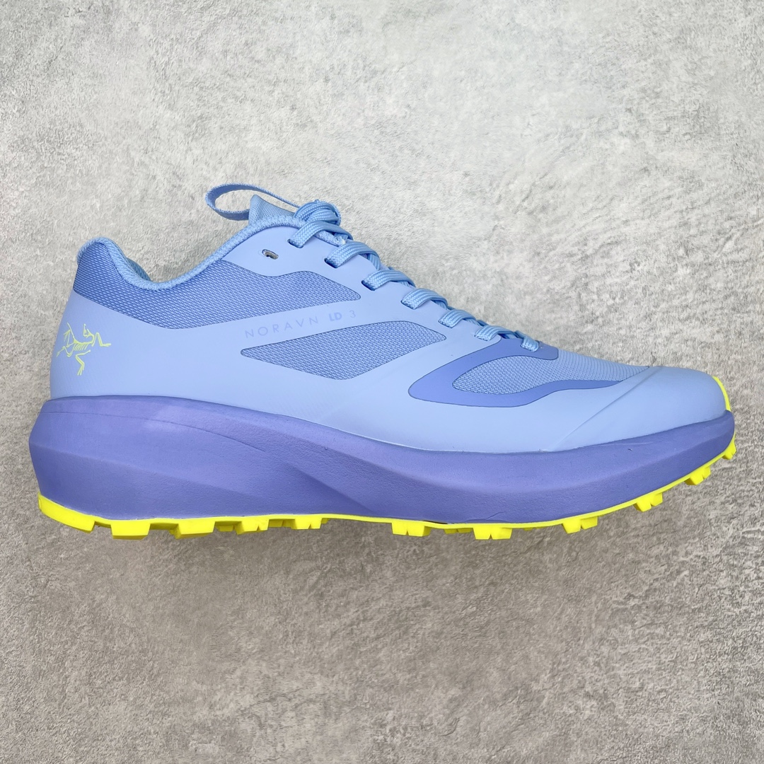 图片[5]-＃纯原 加拿大品牌 始祖鸟·Arc\’teryx Norvan LD 3 GTX Trail 北温哥华三代系列长距离越野徒步户外运动跑鞋 ARC\’TERYX始祖鸟，户外运动产品的天花板品牌，2017年发布第一款越野跑鞋NORVAN VT，始祖鸟的越野跑鞋分为三个系列，分别是：VT（Vertical Terrain垂直地形）、LD（Long Distance长距离）、SL（Super Light超轻），发展到今日已经更新到了第三代产品，而NORVAN的命名源于北温哥华（North Vancouver）代表高性能越野跑系统。在2018年我测评了始祖鸟第一代长距离越野跑鞋NORVAN LD，而这次测评的，正是该系列的第三代产品NORVAN LD 3，它与初代相比可以说是脱胎换骨的改变。在整体外观方面，NORVAN LD 3保持了ARC\’TERYX始祖鸟一贯的设计风格，配色一如既往的“素”，使用纯色营造出高级感。鞋面采用单层网孔Cordura®鞋面，与初代的紧密编织鞋面相比透气性能更好，鞋面热压了TPU薄膜支撑鞋面，得益于靠近中底整圈的热压TPU，使NORVAN LD 3的涉水深度更深。NORVAN LD 3帮面一体成型，只在跟杯正中进行缝合，跟杯有硬质港宝，能有效支撑和锁定足跟，足跟外侧印刷了ARC\’TERYX始祖鸟LOGO。鞋头多层防踢设计保护脚趾，避免脚趾踢到尖利的岩石导致受伤。尺码：36 36.5 37.5 38 38.5 39 40 40.5 41 42 42.5 43 44 44.5 45 46-选品中心