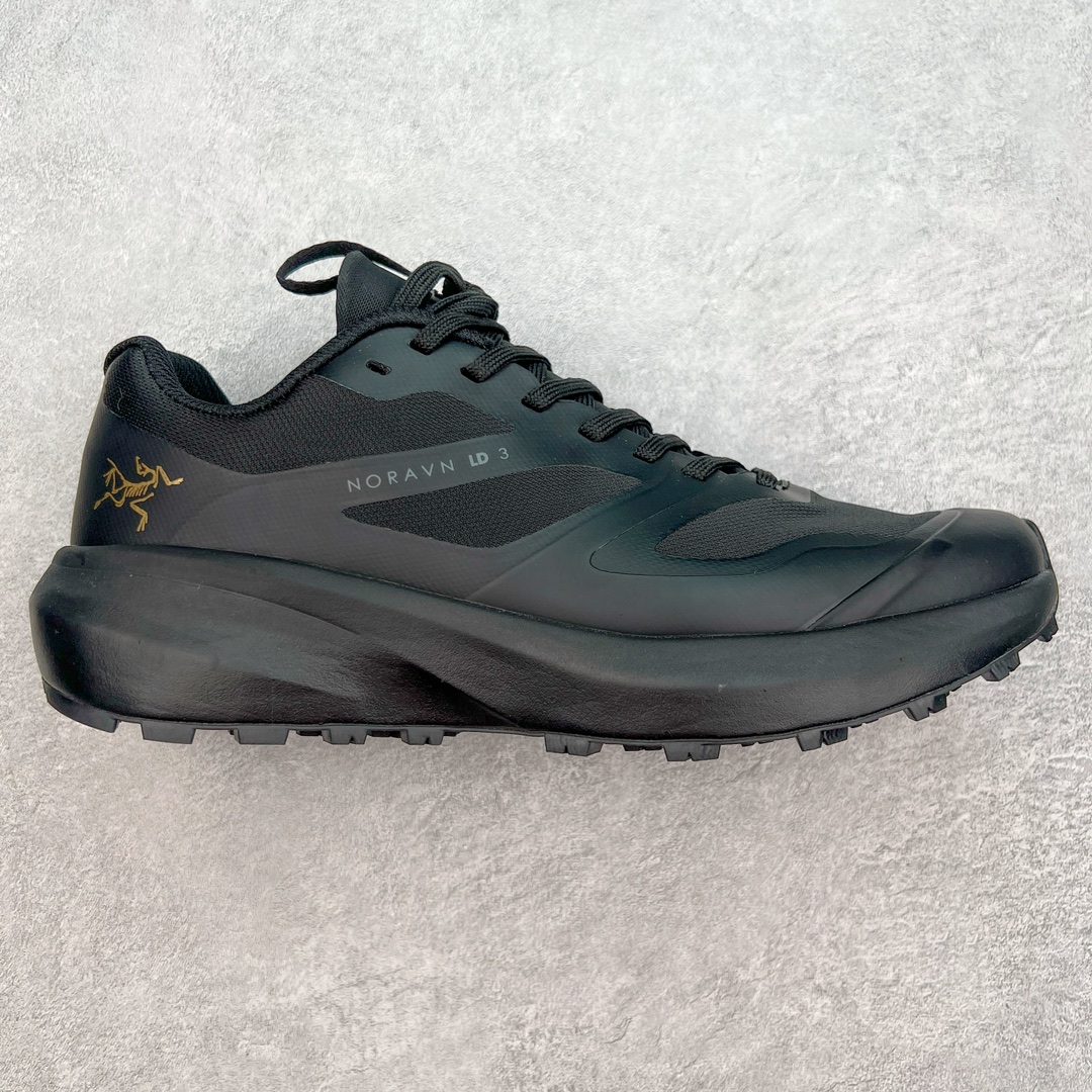 图片[8]-＃纯原 加拿大品牌 始祖鸟·Arc\’teryx Norvan LD 3 GTX Trail 北温哥华三代系列长距离越野徒步户外运动跑鞋 ARC\’TERYX始祖鸟，户外运动产品的天花板品牌，2017年发布第一款越野跑鞋NORVAN VT，始祖鸟的越野跑鞋分为三个系列，分别是：VT（Vertical Terrain垂直地形）、LD（Long Distance长距离）、SL（Super Light超轻），发展到今日已经更新到了第三代产品，而NORVAN的命名源于北温哥华（North Vancouver）代表高性能越野跑系统。在2018年我测评了始祖鸟第一代长距离越野跑鞋NORVAN LD，而这次测评的，正是该系列的第三代产品NORVAN LD 3，它与初代相比可以说是脱胎换骨的改变。在整体外观方面，NORVAN LD 3保持了ARC\’TERYX始祖鸟一贯的设计风格，配色一如既往的“素”，使用纯色营造出高级感。鞋面采用单层网孔Cordura®鞋面，与初代的紧密编织鞋面相比透气性能更好，鞋面热压了TPU薄膜支撑鞋面，得益于靠近中底整圈的热压TPU，使NORVAN LD 3的涉水深度更深。NORVAN LD 3帮面一体成型，只在跟杯正中进行缝合，跟杯有硬质港宝，能有效支撑和锁定足跟，足跟外侧印刷了ARC\’TERYX始祖鸟LOGO。鞋头多层防踢设计保护脚趾，避免脚趾踢到尖利的岩石导致受伤。尺码：36 36.5 37.5 38 38.5 39 40 40.5 41 42 42.5 43 44 44.5 45 46-选品中心
