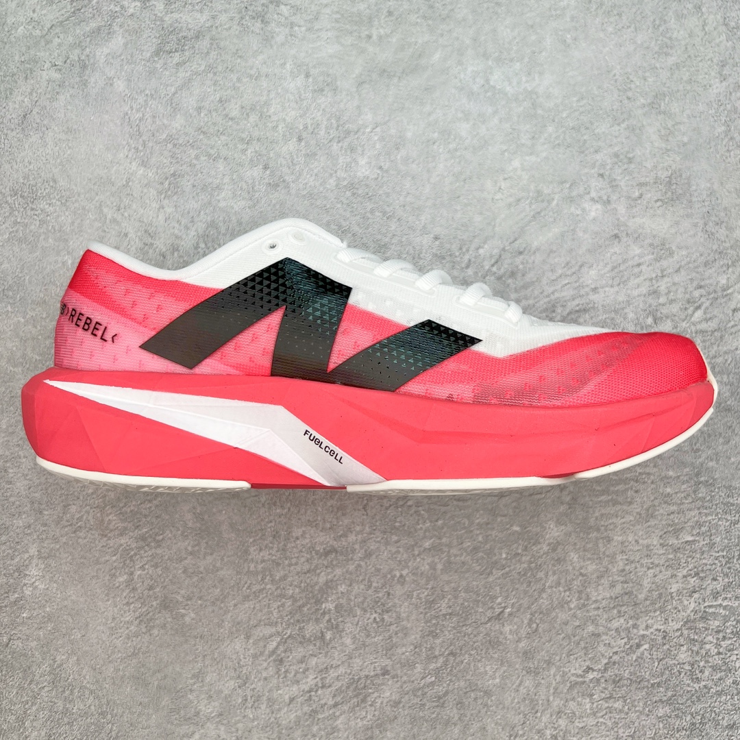 ＃C版 NEW BALANCE Rebel FuelCell Rebel V4 舒适时尚织物减震耐磨低帮马拉松轻量化跑步鞋 NB新百伦于 2019 年夏天首次发布了 Rebel 在制鞋业仍在向强调能量回报的弹力泡沫转变的时候 Rebel 确实是一个叛逆者 快进到 2024 年 Rebel v4 承诺通过重新配制的中底化合物和更高的堆叠高度提供更轻、更有弹性的跑步体验 就像New Balance SC Elite v4一样 Rebel v4 提供了完全重新设计的中底化合物 最新的混合物将 New Balance 专有的 FuelCell 泡沫（TPU 和 EVA 的混合物）与 PEBA 泡沫相结合 带来更弹跳的跑步体验 PEBA是一种超轻 高性能的泡沫 通常出现在镀碳超级鞋中 New Balance Rebel v4、ASICS Novablast 4和Brooks Hyperion Max都是精力充沛的无电镀运动鞋 在速度锻炼和快节奏中大放异彩 这三款鞋都依靠它们的中底泡沫和轻微的摇杆形状来创造一种向前滚动的感觉 而且虽然这些鞋子在堆叠高度和重量方面各不相同 但它们提供了相似的软硬比例 有足够的流行力来加快步伐 尺码：36 37 37.5 38 38.5 39.5 40 40.5 41.5 42 42.5 43 44 45-选品中心