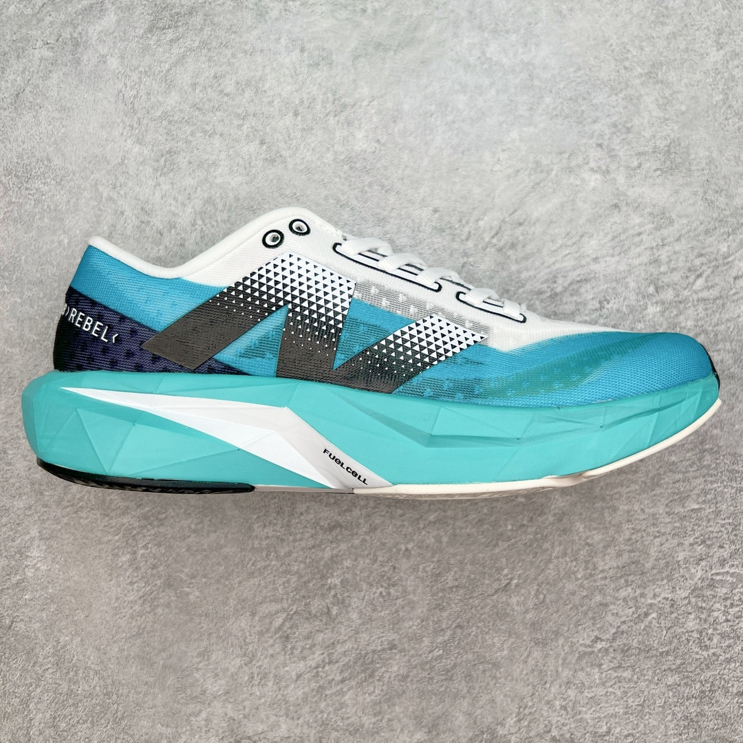 ＃C版 NEW BALANCE Rebel FuelCell Rebel V4 舒适时尚织物减震耐磨低帮马拉松轻量化跑步鞋 NB新百伦于 2019 年夏天首次发布了 Rebel 在制鞋业仍在向强调能量回报的弹力泡沫转变的时候 Rebel 确实是一个叛逆者 快进到 2024 年 Rebel v4 承诺通过重新配制的中底化合物和更高的堆叠高度提供更轻、更有弹性的跑步体验 就像New Balance SC Elite v4一样 Rebel v4 提供了完全重新设计的中底化合物 最新的混合物将 New Balance 专有的 FuelCell 泡沫（TPU 和 EVA 的混合物）与 PEBA 泡沫相结合 带来更弹跳的跑步体验 PEBA是一种超轻 高性能的泡沫 通常出现在镀碳超级鞋中 New Balance Rebel v4、ASICS Novablast 4和Brooks Hyperion Max都是精力充沛的无电镀运动鞋 在速度锻炼和快节奏中大放异彩 这三款鞋都依靠它们的中底泡沫和轻微的摇杆形状来创造一种向前滚动的感觉 而且虽然这些鞋子在堆叠高度和重量方面各不相同 但它们提供了相似的软硬比例 有足够的流行力来加快步伐 尺码：36 37 37.5 38 38.5 39.5 40 40.5 41.5 42 42.5 43 44 45-选品中心