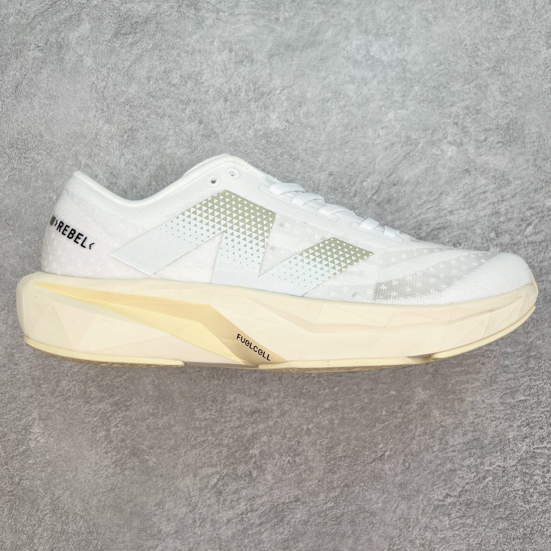 ＃C版 NEW BALANCE Rebel FuelCell Rebel V4 舒适时尚织物减震耐磨低帮马拉松轻量化跑步鞋 NB新百伦于 2019 年夏天首次发布了 Rebel 在制鞋业仍在向强调能量回报的弹力泡沫转变的时候 Rebel 确实是一个叛逆者 快进到 2024 年 Rebel v4 承诺通过重新配制的中底化合物和更高的堆叠高度提供更轻、更有弹性的跑步体验 就像New Balance SC Elite v4一样 Rebel v4 提供了完全重新设计的中底化合物 最新的混合物将 New Balance 专有的 FuelCell 泡沫（TPU 和 EVA 的混合物）与 PEBA 泡沫相结合 带来更弹跳的跑步体验 PEBA是一种超轻 高性能的泡沫 通常出现在镀碳超级鞋中 New Balance Rebel v4、ASICS Novablast 4和Brooks Hyperion Max都是精力充沛的无电镀运动鞋 在速度锻炼和快节奏中大放异彩 这三款鞋都依靠它们的中底泡沫和轻微的摇杆形状来创造一种向前滚动的感觉 而且虽然这些鞋子在堆叠高度和重量方面各不相同 但它们提供了相似的软硬比例 有足够的流行力来加快步伐 尺码：36 37 37.5 38 38.5 39.5 40 40.5 41.5 42 42.5 43 44 45-选品中心
