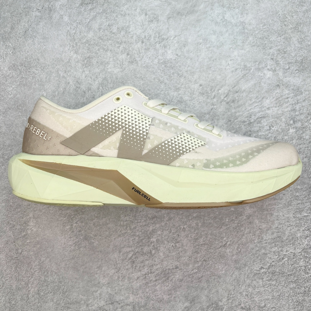 图片[3]-＃C版 NEW BALANCE Rebel FuelCell Rebel V4 舒适时尚织物减震耐磨低帮马拉松轻量化跑步鞋 NB新百伦于 2019 年夏天首次发布了 Rebel 在制鞋业仍在向强调能量回报的弹力泡沫转变的时候 Rebel 确实是一个叛逆者 快进到 2024 年 Rebel v4 承诺通过重新配制的中底化合物和更高的堆叠高度提供更轻、更有弹性的跑步体验 就像New Balance SC Elite v4一样 Rebel v4 提供了完全重新设计的中底化合物 最新的混合物将 New Balance 专有的 FuelCell 泡沫（TPU 和 EVA 的混合物）与 PEBA 泡沫相结合 带来更弹跳的跑步体验 PEBA是一种超轻 高性能的泡沫 通常出现在镀碳超级鞋中 New Balance Rebel v4、ASICS Novablast 4和Brooks Hyperion Max都是精力充沛的无电镀运动鞋 在速度锻炼和快节奏中大放异彩 这三款鞋都依靠它们的中底泡沫和轻微的摇杆形状来创造一种向前滚动的感觉 而且虽然这些鞋子在堆叠高度和重量方面各不相同 但它们提供了相似的软硬比例 有足够的流行力来加快步伐 尺码：36 37 37.5 38 38.5 39.5 40 40.5 41.5 42 42.5 43 44 45-选品中心