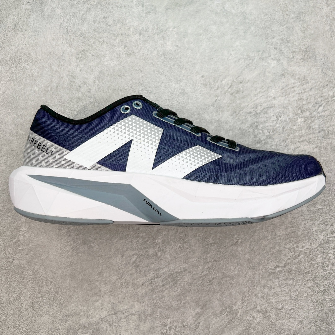 图片[5]-＃C版 NEW BALANCE Rebel FuelCell Rebel V4 舒适时尚织物减震耐磨低帮马拉松轻量化跑步鞋 NB新百伦于 2019 年夏天首次发布了 Rebel 在制鞋业仍在向强调能量回报的弹力泡沫转变的时候 Rebel 确实是一个叛逆者 快进到 2024 年 Rebel v4 承诺通过重新配制的中底化合物和更高的堆叠高度提供更轻、更有弹性的跑步体验 就像New Balance SC Elite v4一样 Rebel v4 提供了完全重新设计的中底化合物 最新的混合物将 New Balance 专有的 FuelCell 泡沫（TPU 和 EVA 的混合物）与 PEBA 泡沫相结合 带来更弹跳的跑步体验 PEBA是一种超轻 高性能的泡沫 通常出现在镀碳超级鞋中 New Balance Rebel v4、ASICS Novablast 4和Brooks Hyperion Max都是精力充沛的无电镀运动鞋 在速度锻炼和快节奏中大放异彩 这三款鞋都依靠它们的中底泡沫和轻微的摇杆形状来创造一种向前滚动的感觉 而且虽然这些鞋子在堆叠高度和重量方面各不相同 但它们提供了相似的软硬比例 有足够的流行力来加快步伐 尺码：36 37 37.5 38 38.5 39.5 40 40.5 41.5 42 42.5 43 44 45-选品中心