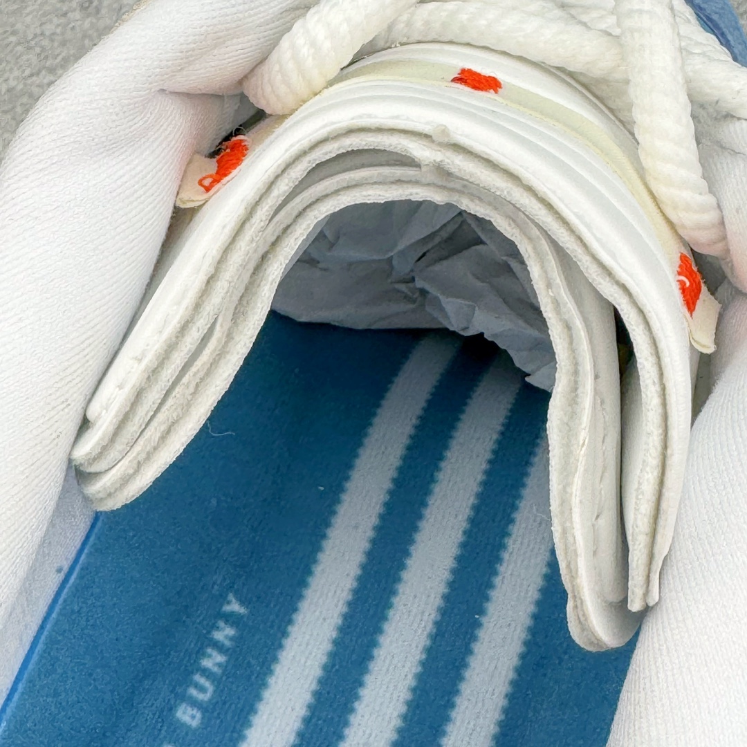 图片[19]-＃HP纯原 坏痞兔Bad Bunny x AD Gazelle Indoor Trainers \\\”Benito\\\”羚羊内训系列低帮复古百搭休闲运动德训风板鞋“联名白蓝变形鞋头”IF9734 Bad Bunny本人在杂志拍摄时率先上脚带一波节奏，emm，手上拿的杂志封面还是Kylie，看来前女友和布克重新约会，这位哥也还是没放下啊…回到鞋款本身，整体选择了简约的黑白皮革搭配浅灰色长绒麂皮材质，最后以半透明生胶大底收尾，质感在线。不同于以往联名的调色盘操作，Bad Bunny对Gazelle indoor进行了加宽加厚处理，以及鞋头变形的设计，带来全新的歪头面包鞋型Gazelle。此外，鞋款标签直接呈现在后跟处，鞋侧adidas标识下方还加入了\\\”benito\\\”字样，辨识度拉满。 尺码：35 36 36⅔ 37⅓ 38 38⅔ 39⅓ 40 40⅔ 41⅓ 42 42⅔ 43⅓ 44 44⅔ 45-选品中心