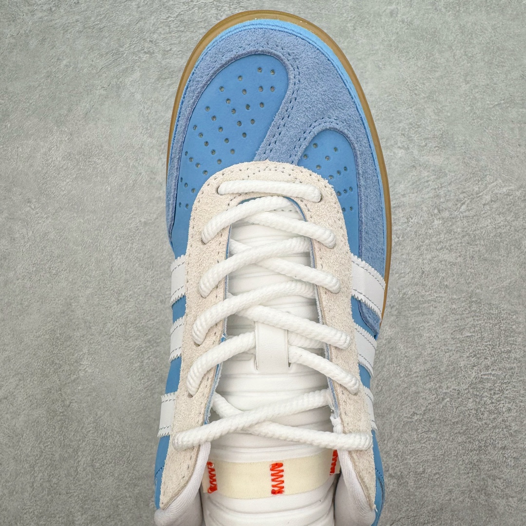 图片[4]-＃HP纯原 坏痞兔Bad Bunny x AD Gazelle Indoor Trainers \\\”Benito\\\”羚羊内训系列低帮复古百搭休闲运动德训风板鞋“联名白蓝变形鞋头”IF9734 Bad Bunny本人在杂志拍摄时率先上脚带一波节奏，emm，手上拿的杂志封面还是Kylie，看来前女友和布克重新约会，这位哥也还是没放下啊…回到鞋款本身，整体选择了简约的黑白皮革搭配浅灰色长绒麂皮材质，最后以半透明生胶大底收尾，质感在线。不同于以往联名的调色盘操作，Bad Bunny对Gazelle indoor进行了加宽加厚处理，以及鞋头变形的设计，带来全新的歪头面包鞋型Gazelle。此外，鞋款标签直接呈现在后跟处，鞋侧adidas标识下方还加入了\\\”benito\\\”字样，辨识度拉满。 尺码：35 36 36⅔ 37⅓ 38 38⅔ 39⅓ 40 40⅔ 41⅓ 42 42⅔ 43⅓ 44 44⅔ 45-选品中心