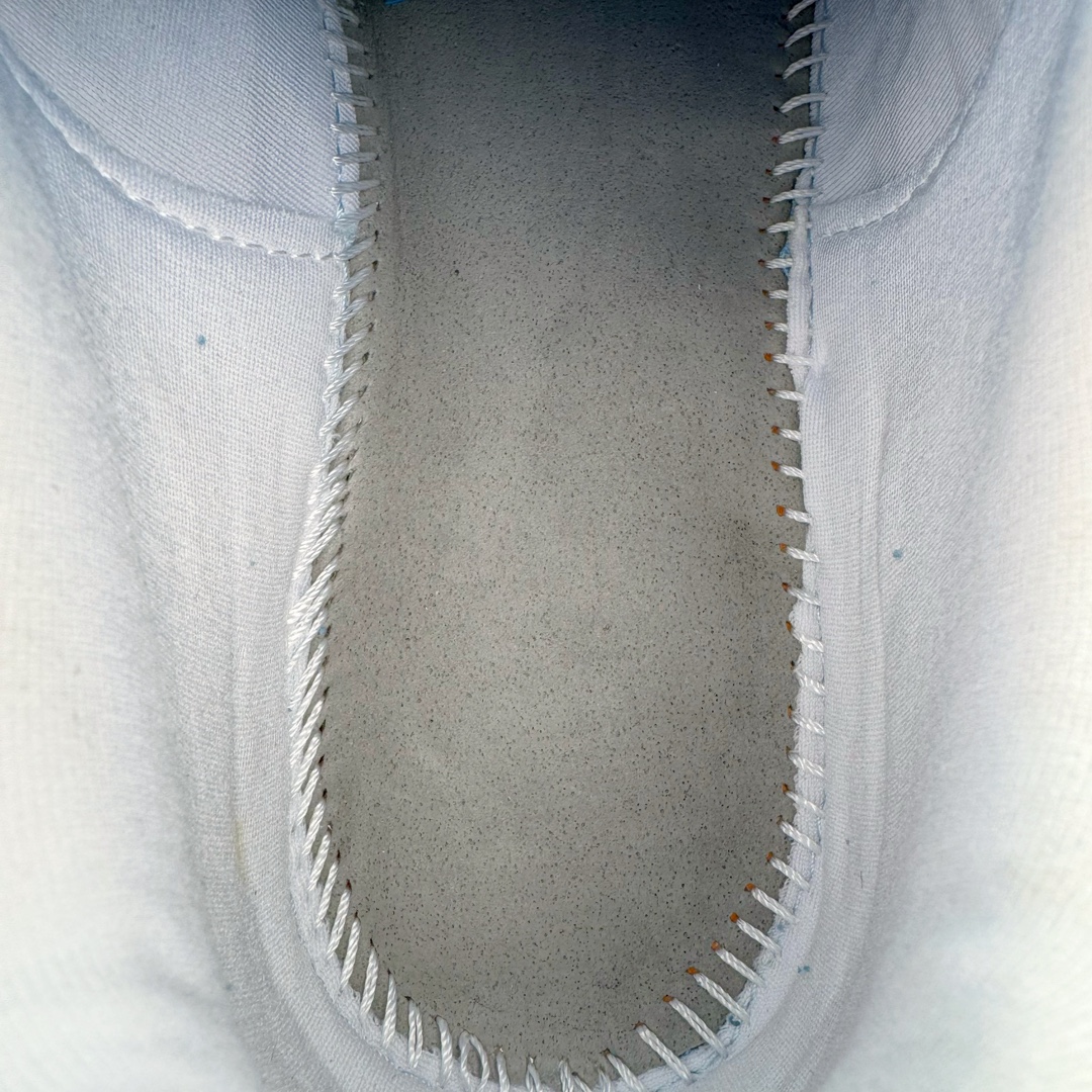 图片[17]-＃HP纯原 坏痞兔Bad Bunny x AD Gazelle Indoor Trainers \\\”Benito\\\”羚羊内训系列低帮复古百搭休闲运动德训风板鞋“联名白蓝变形鞋头”IF9734 Bad Bunny本人在杂志拍摄时率先上脚带一波节奏，emm，手上拿的杂志封面还是Kylie，看来前女友和布克重新约会，这位哥也还是没放下啊…回到鞋款本身，整体选择了简约的黑白皮革搭配浅灰色长绒麂皮材质，最后以半透明生胶大底收尾，质感在线。不同于以往联名的调色盘操作，Bad Bunny对Gazelle indoor进行了加宽加厚处理，以及鞋头变形的设计，带来全新的歪头面包鞋型Gazelle。此外，鞋款标签直接呈现在后跟处，鞋侧adidas标识下方还加入了\\\”benito\\\”字样，辨识度拉满。 尺码：35 36 36⅔ 37⅓ 38 38⅔ 39⅓ 40 40⅔ 41⅓ 42 42⅔ 43⅓ 44 44⅔ 45-选品中心