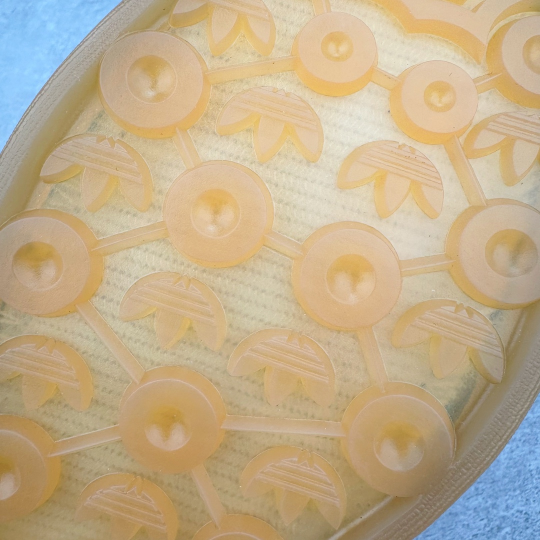 图片[16]-＃HP纯原 坏痞兔Bad Bunny x AD Gazelle Indoor Trainers \\\”Benito\\\”羚羊内训系列低帮复古百搭休闲运动德训风板鞋“联名白蓝变形鞋头”IF9734 Bad Bunny本人在杂志拍摄时率先上脚带一波节奏，emm，手上拿的杂志封面还是Kylie，看来前女友和布克重新约会，这位哥也还是没放下啊…回到鞋款本身，整体选择了简约的黑白皮革搭配浅灰色长绒麂皮材质，最后以半透明生胶大底收尾，质感在线。不同于以往联名的调色盘操作，Bad Bunny对Gazelle indoor进行了加宽加厚处理，以及鞋头变形的设计，带来全新的歪头面包鞋型Gazelle。此外，鞋款标签直接呈现在后跟处，鞋侧adidas标识下方还加入了\\\”benito\\\”字样，辨识度拉满。 尺码：35 36 36⅔ 37⅓ 38 38⅔ 39⅓ 40 40⅔ 41⅓ 42 42⅔ 43⅓ 44 44⅔ 45-选品中心