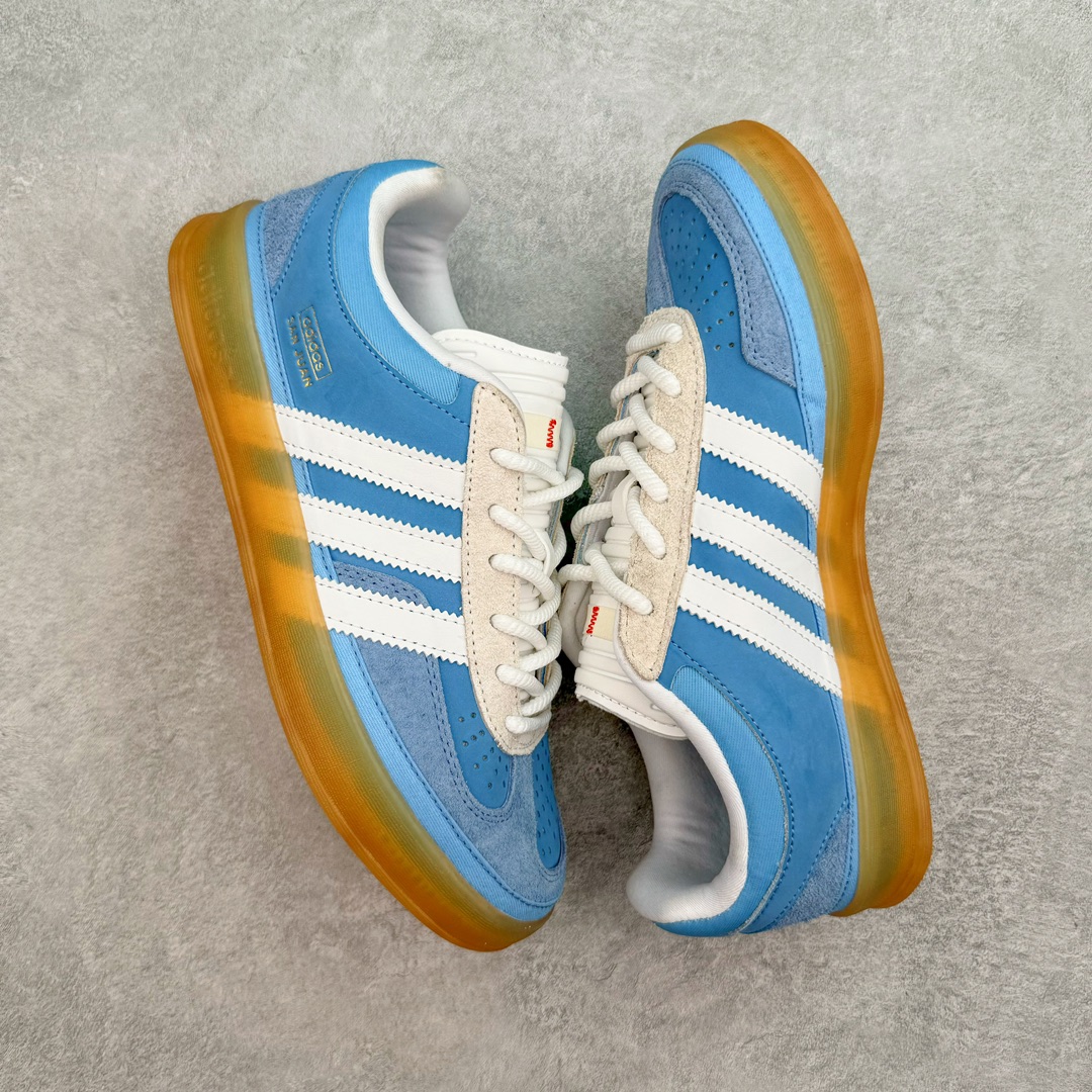 图片[3]-＃HP纯原 坏痞兔Bad Bunny x AD Gazelle Indoor Trainers \\\”Benito\\\”羚羊内训系列低帮复古百搭休闲运动德训风板鞋“联名白蓝变形鞋头”IF9734 Bad Bunny本人在杂志拍摄时率先上脚带一波节奏，emm，手上拿的杂志封面还是Kylie，看来前女友和布克重新约会，这位哥也还是没放下啊…回到鞋款本身，整体选择了简约的黑白皮革搭配浅灰色长绒麂皮材质，最后以半透明生胶大底收尾，质感在线。不同于以往联名的调色盘操作，Bad Bunny对Gazelle indoor进行了加宽加厚处理，以及鞋头变形的设计，带来全新的歪头面包鞋型Gazelle。此外，鞋款标签直接呈现在后跟处，鞋侧adidas标识下方还加入了\\\”benito\\\”字样，辨识度拉满。 尺码：35 36 36⅔ 37⅓ 38 38⅔ 39⅓ 40 40⅔ 41⅓ 42 42⅔ 43⅓ 44 44⅔ 45-选品中心