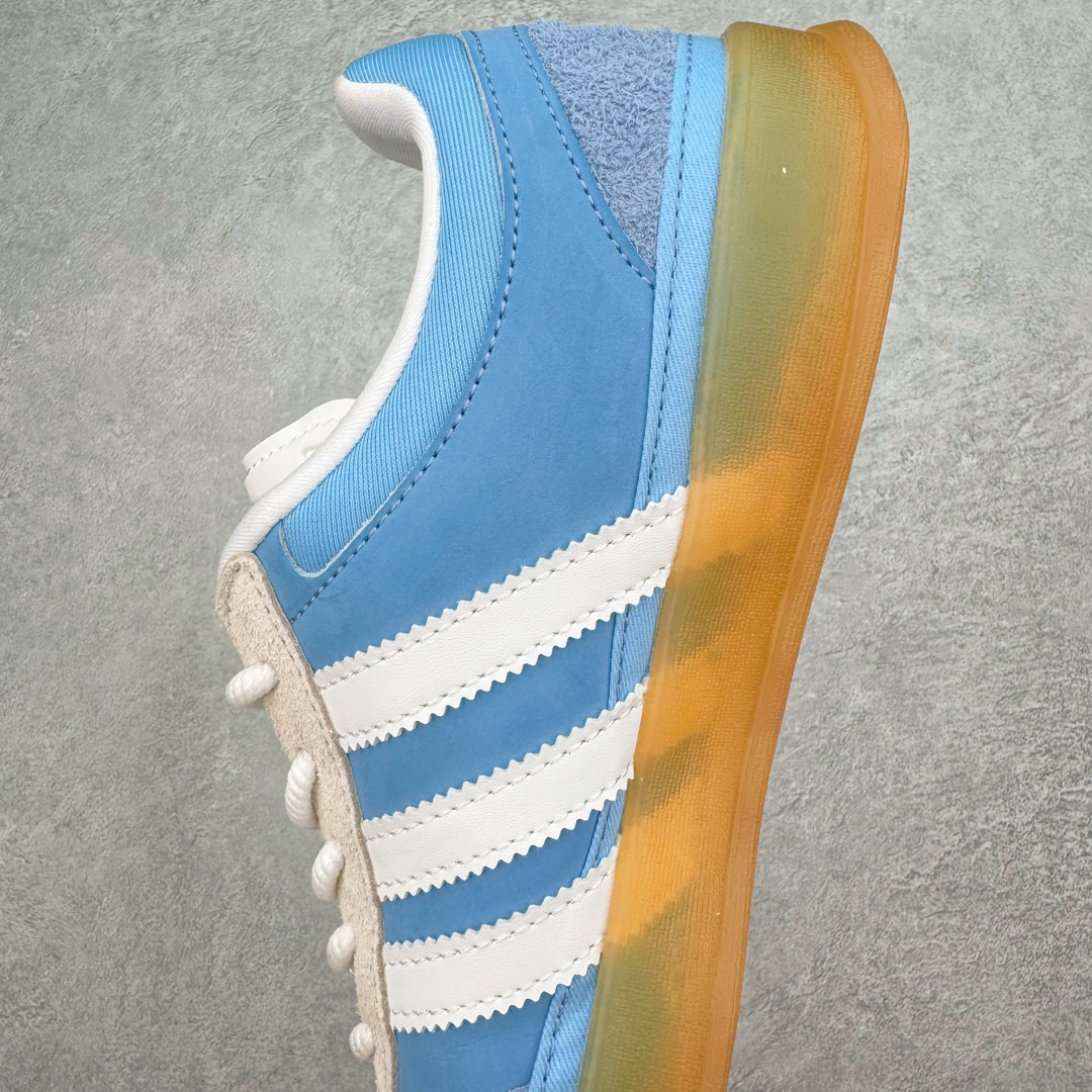 图片[7]-＃HP纯原 坏痞兔Bad Bunny x AD Gazelle Indoor Trainers \\\”Benito\\\”羚羊内训系列低帮复古百搭休闲运动德训风板鞋“联名白蓝变形鞋头”IF9734 Bad Bunny本人在杂志拍摄时率先上脚带一波节奏，emm，手上拿的杂志封面还是Kylie，看来前女友和布克重新约会，这位哥也还是没放下啊…回到鞋款本身，整体选择了简约的黑白皮革搭配浅灰色长绒麂皮材质，最后以半透明生胶大底收尾，质感在线。不同于以往联名的调色盘操作，Bad Bunny对Gazelle indoor进行了加宽加厚处理，以及鞋头变形的设计，带来全新的歪头面包鞋型Gazelle。此外，鞋款标签直接呈现在后跟处，鞋侧adidas标识下方还加入了\\\”benito\\\”字样，辨识度拉满。 尺码：35 36 36⅔ 37⅓ 38 38⅔ 39⅓ 40 40⅔ 41⅓ 42 42⅔ 43⅓ 44 44⅔ 45-选品中心