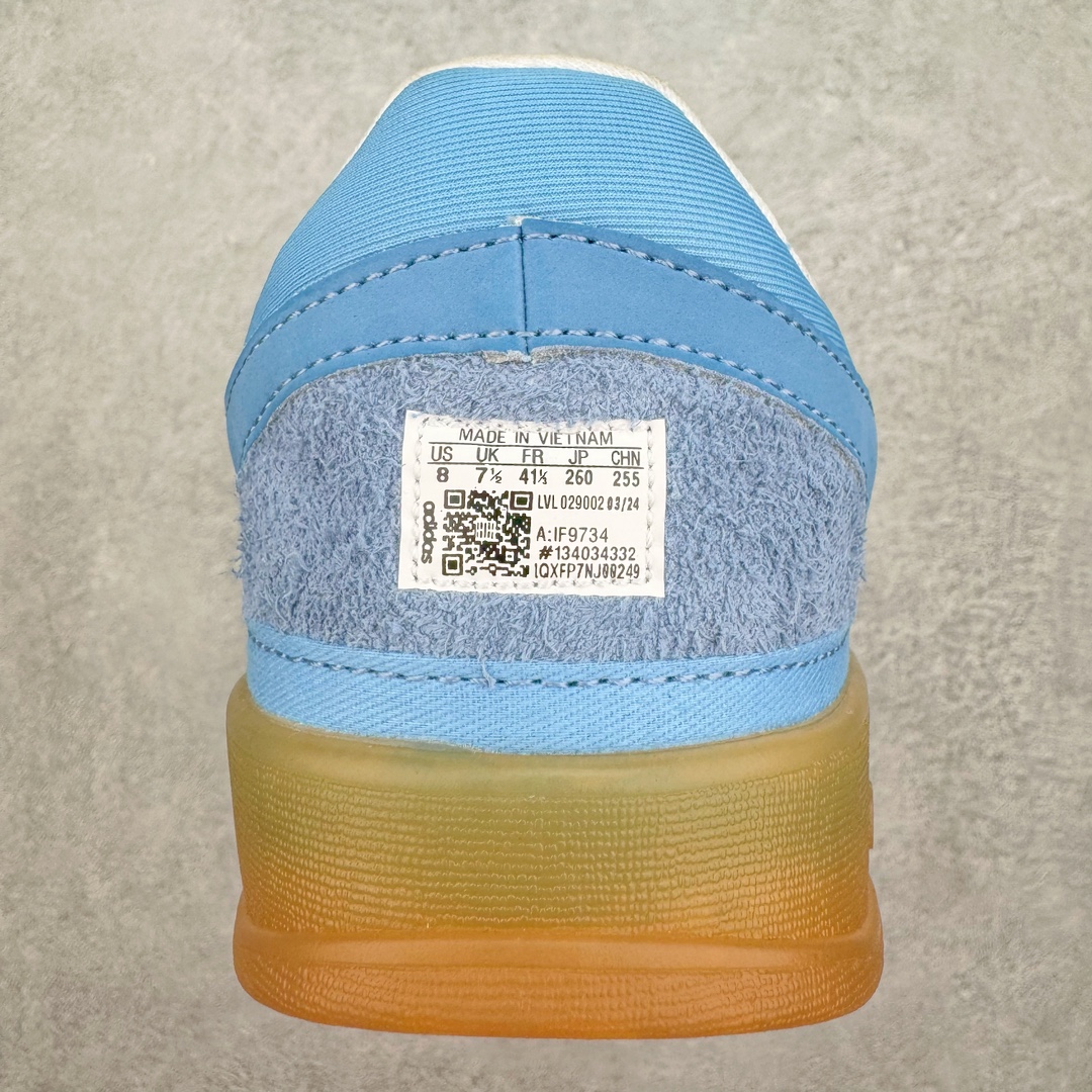 图片[8]-＃HP纯原 坏痞兔Bad Bunny x AD Gazelle Indoor Trainers \\\”Benito\\\”羚羊内训系列低帮复古百搭休闲运动德训风板鞋“联名白蓝变形鞋头”IF9734 Bad Bunny本人在杂志拍摄时率先上脚带一波节奏，emm，手上拿的杂志封面还是Kylie，看来前女友和布克重新约会，这位哥也还是没放下啊…回到鞋款本身，整体选择了简约的黑白皮革搭配浅灰色长绒麂皮材质，最后以半透明生胶大底收尾，质感在线。不同于以往联名的调色盘操作，Bad Bunny对Gazelle indoor进行了加宽加厚处理，以及鞋头变形的设计，带来全新的歪头面包鞋型Gazelle。此外，鞋款标签直接呈现在后跟处，鞋侧adidas标识下方还加入了\\\”benito\\\”字样，辨识度拉满。 尺码：35 36 36⅔ 37⅓ 38 38⅔ 39⅓ 40 40⅔ 41⅓ 42 42⅔ 43⅓ 44 44⅔ 45-选品中心