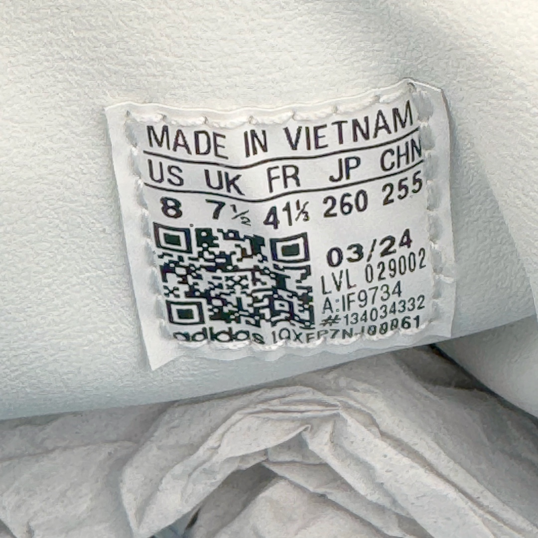 图片[18]-＃HP纯原 坏痞兔Bad Bunny x AD Gazelle Indoor Trainers \\\”Benito\\\”羚羊内训系列低帮复古百搭休闲运动德训风板鞋“联名白蓝变形鞋头”IF9734 Bad Bunny本人在杂志拍摄时率先上脚带一波节奏，emm，手上拿的杂志封面还是Kylie，看来前女友和布克重新约会，这位哥也还是没放下啊…回到鞋款本身，整体选择了简约的黑白皮革搭配浅灰色长绒麂皮材质，最后以半透明生胶大底收尾，质感在线。不同于以往联名的调色盘操作，Bad Bunny对Gazelle indoor进行了加宽加厚处理，以及鞋头变形的设计，带来全新的歪头面包鞋型Gazelle。此外，鞋款标签直接呈现在后跟处，鞋侧adidas标识下方还加入了\\\”benito\\\”字样，辨识度拉满。 尺码：35 36 36⅔ 37⅓ 38 38⅔ 39⅓ 40 40⅔ 41⅓ 42 42⅔ 43⅓ 44 44⅔ 45-选品中心