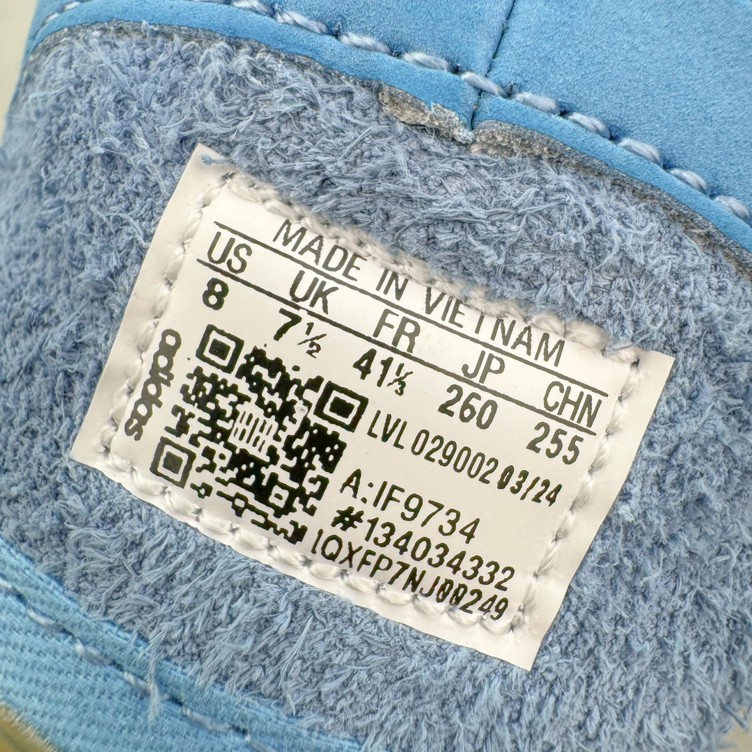 图片[10]-＃HP纯原 坏痞兔Bad Bunny x AD Gazelle Indoor Trainers \\\”Benito\\\”羚羊内训系列低帮复古百搭休闲运动德训风板鞋“联名白蓝变形鞋头”IF9734 Bad Bunny本人在杂志拍摄时率先上脚带一波节奏，emm，手上拿的杂志封面还是Kylie，看来前女友和布克重新约会，这位哥也还是没放下啊…回到鞋款本身，整体选择了简约的黑白皮革搭配浅灰色长绒麂皮材质，最后以半透明生胶大底收尾，质感在线。不同于以往联名的调色盘操作，Bad Bunny对Gazelle indoor进行了加宽加厚处理，以及鞋头变形的设计，带来全新的歪头面包鞋型Gazelle。此外，鞋款标签直接呈现在后跟处，鞋侧adidas标识下方还加入了\\\”benito\\\”字样，辨识度拉满。 尺码：35 36 36⅔ 37⅓ 38 38⅔ 39⅓ 40 40⅔ 41⅓ 42 42⅔ 43⅓ 44 44⅔ 45-选品中心