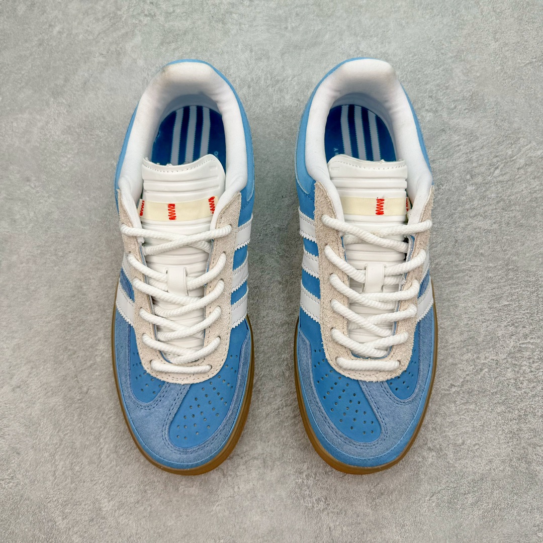 图片[2]-＃HP纯原 坏痞兔Bad Bunny x AD Gazelle Indoor Trainers \\\”Benito\\\”羚羊内训系列低帮复古百搭休闲运动德训风板鞋“联名白蓝变形鞋头”IF9734 Bad Bunny本人在杂志拍摄时率先上脚带一波节奏，emm，手上拿的杂志封面还是Kylie，看来前女友和布克重新约会，这位哥也还是没放下啊…回到鞋款本身，整体选择了简约的黑白皮革搭配浅灰色长绒麂皮材质，最后以半透明生胶大底收尾，质感在线。不同于以往联名的调色盘操作，Bad Bunny对Gazelle indoor进行了加宽加厚处理，以及鞋头变形的设计，带来全新的歪头面包鞋型Gazelle。此外，鞋款标签直接呈现在后跟处，鞋侧adidas标识下方还加入了\\\”benito\\\”字样，辨识度拉满。 尺码：35 36 36⅔ 37⅓ 38 38⅔ 39⅓ 40 40⅔ 41⅓ 42 42⅔ 43⅓ 44 44⅔ 45-选品中心