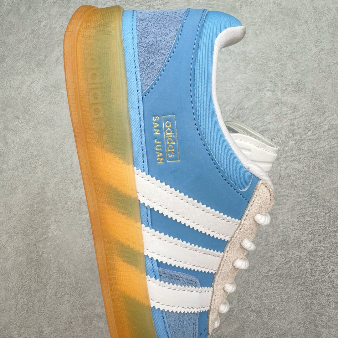 图片[6]-＃HP纯原 坏痞兔Bad Bunny x AD Gazelle Indoor Trainers \\\”Benito\\\”羚羊内训系列低帮复古百搭休闲运动德训风板鞋“联名白蓝变形鞋头”IF9734 Bad Bunny本人在杂志拍摄时率先上脚带一波节奏，emm，手上拿的杂志封面还是Kylie，看来前女友和布克重新约会，这位哥也还是没放下啊…回到鞋款本身，整体选择了简约的黑白皮革搭配浅灰色长绒麂皮材质，最后以半透明生胶大底收尾，质感在线。不同于以往联名的调色盘操作，Bad Bunny对Gazelle indoor进行了加宽加厚处理，以及鞋头变形的设计，带来全新的歪头面包鞋型Gazelle。此外，鞋款标签直接呈现在后跟处，鞋侧adidas标识下方还加入了\\\”benito\\\”字样，辨识度拉满。 尺码：35 36 36⅔ 37⅓ 38 38⅔ 39⅓ 40 40⅔ 41⅓ 42 42⅔ 43⅓ 44 44⅔ 45-选品中心