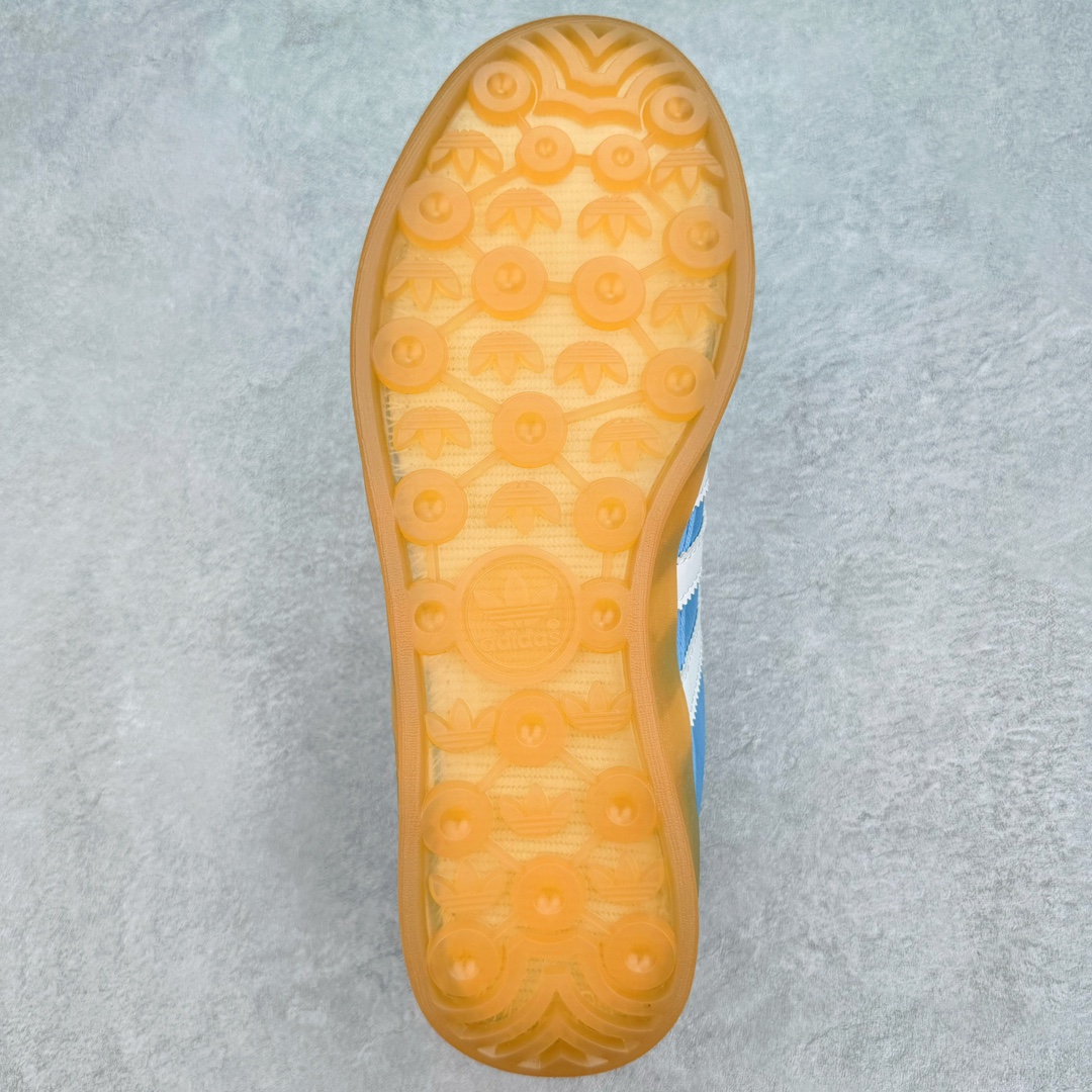 图片[9]-＃HP纯原 坏痞兔Bad Bunny x AD Gazelle Indoor Trainers \\\”Benito\\\”羚羊内训系列低帮复古百搭休闲运动德训风板鞋“联名白蓝变形鞋头”IF9734 Bad Bunny本人在杂志拍摄时率先上脚带一波节奏，emm，手上拿的杂志封面还是Kylie，看来前女友和布克重新约会，这位哥也还是没放下啊…回到鞋款本身，整体选择了简约的黑白皮革搭配浅灰色长绒麂皮材质，最后以半透明生胶大底收尾，质感在线。不同于以往联名的调色盘操作，Bad Bunny对Gazelle indoor进行了加宽加厚处理，以及鞋头变形的设计，带来全新的歪头面包鞋型Gazelle。此外，鞋款标签直接呈现在后跟处，鞋侧adidas标识下方还加入了\\\”benito\\\”字样，辨识度拉满。 尺码：35 36 36⅔ 37⅓ 38 38⅔ 39⅓ 40 40⅔ 41⅓ 42 42⅔ 43⅓ 44 44⅔ 45-选品中心