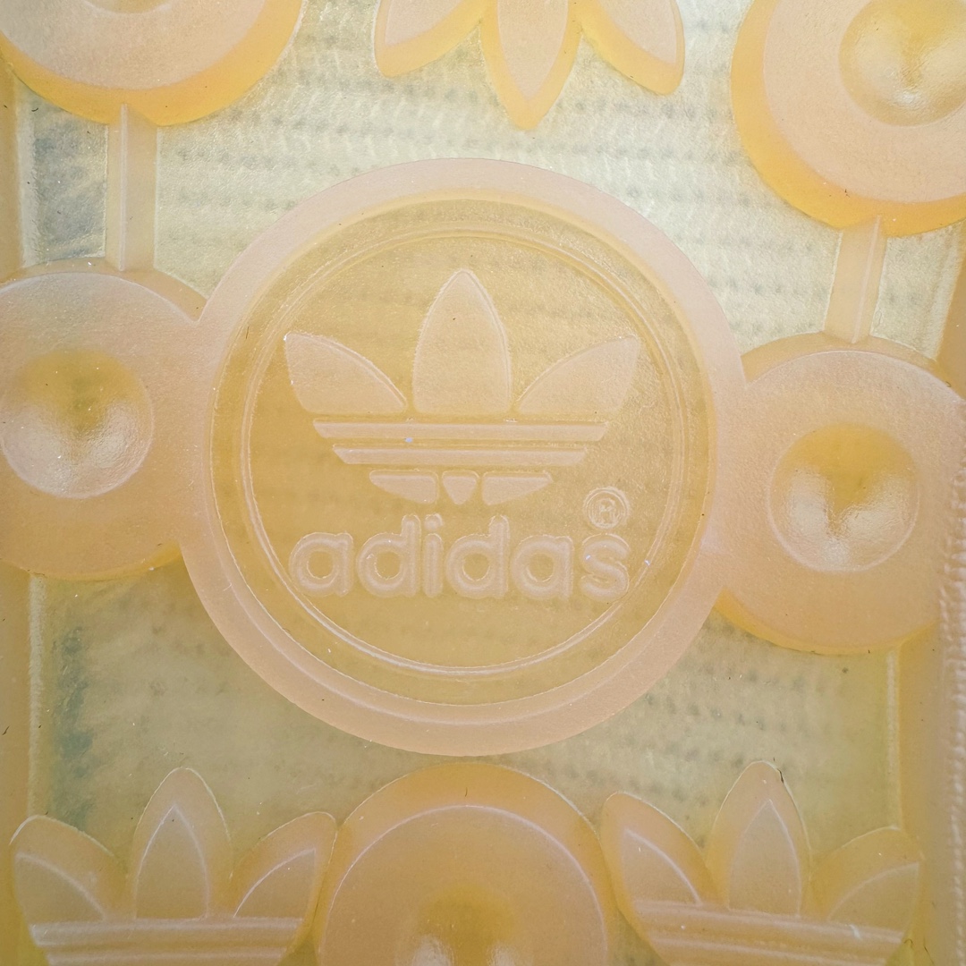 图片[21]-＃HP纯原 坏痞兔Bad Bunny x AD Gazelle Indoor Trainers \\\”Benito\\\”羚羊内训系列低帮复古百搭休闲运动德训风板鞋“联名白蓝变形鞋头”IF9734 Bad Bunny本人在杂志拍摄时率先上脚带一波节奏，emm，手上拿的杂志封面还是Kylie，看来前女友和布克重新约会，这位哥也还是没放下啊…回到鞋款本身，整体选择了简约的黑白皮革搭配浅灰色长绒麂皮材质，最后以半透明生胶大底收尾，质感在线。不同于以往联名的调色盘操作，Bad Bunny对Gazelle indoor进行了加宽加厚处理，以及鞋头变形的设计，带来全新的歪头面包鞋型Gazelle。此外，鞋款标签直接呈现在后跟处，鞋侧adidas标识下方还加入了\\\”benito\\\”字样，辨识度拉满。 尺码：35 36 36⅔ 37⅓ 38 38⅔ 39⅓ 40 40⅔ 41⅓ 42 42⅔ 43⅓ 44 44⅔ 45-选品中心