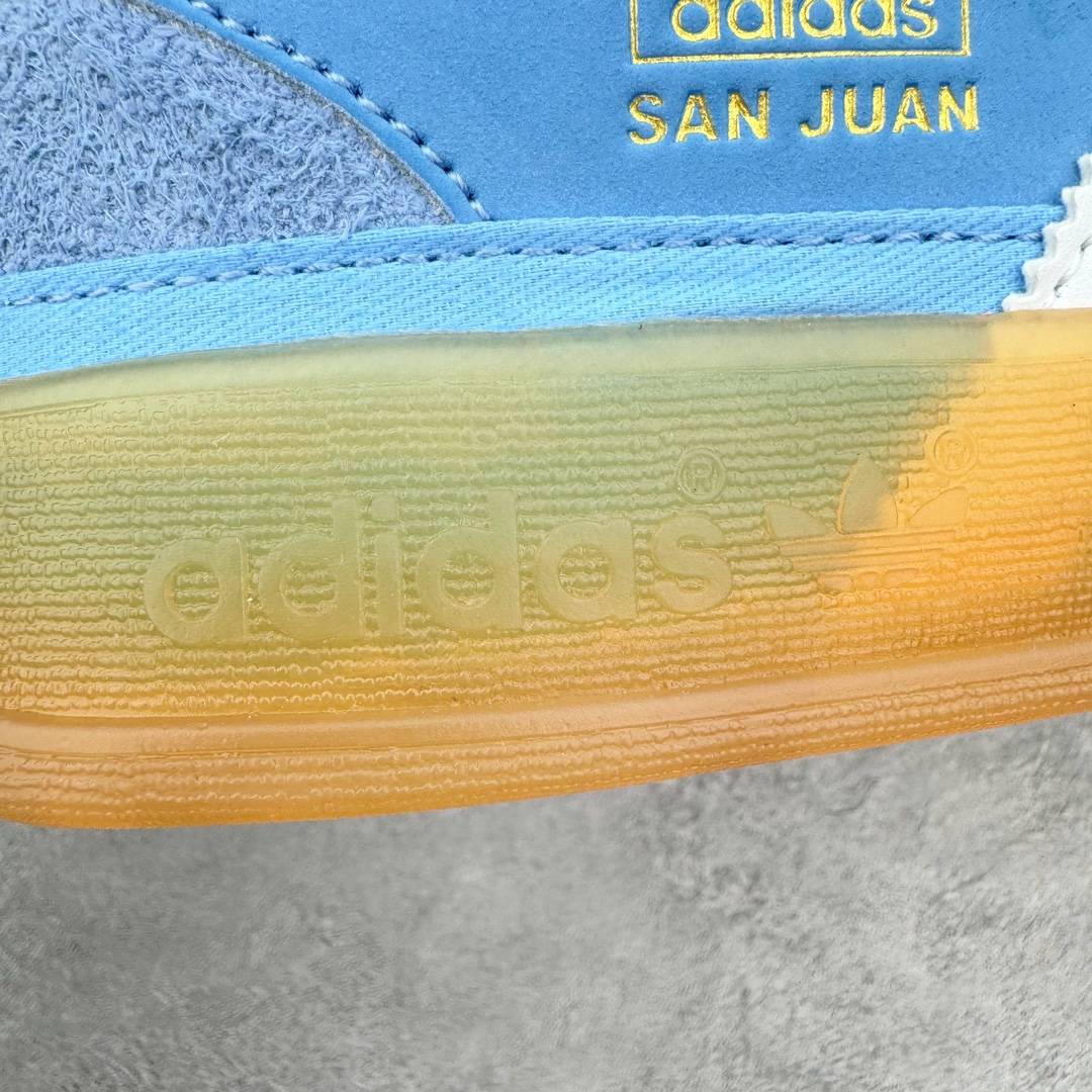 图片[11]-＃HP纯原 坏痞兔Bad Bunny x AD Gazelle Indoor Trainers \\\”Benito\\\”羚羊内训系列低帮复古百搭休闲运动德训风板鞋“联名白蓝变形鞋头”IF9734 Bad Bunny本人在杂志拍摄时率先上脚带一波节奏，emm，手上拿的杂志封面还是Kylie，看来前女友和布克重新约会，这位哥也还是没放下啊…回到鞋款本身，整体选择了简约的黑白皮革搭配浅灰色长绒麂皮材质，最后以半透明生胶大底收尾，质感在线。不同于以往联名的调色盘操作，Bad Bunny对Gazelle indoor进行了加宽加厚处理，以及鞋头变形的设计，带来全新的歪头面包鞋型Gazelle。此外，鞋款标签直接呈现在后跟处，鞋侧adidas标识下方还加入了\\\”benito\\\”字样，辨识度拉满。 尺码：35 36 36⅔ 37⅓ 38 38⅔ 39⅓ 40 40⅔ 41⅓ 42 42⅔ 43⅓ 44 44⅔ 45-选品中心