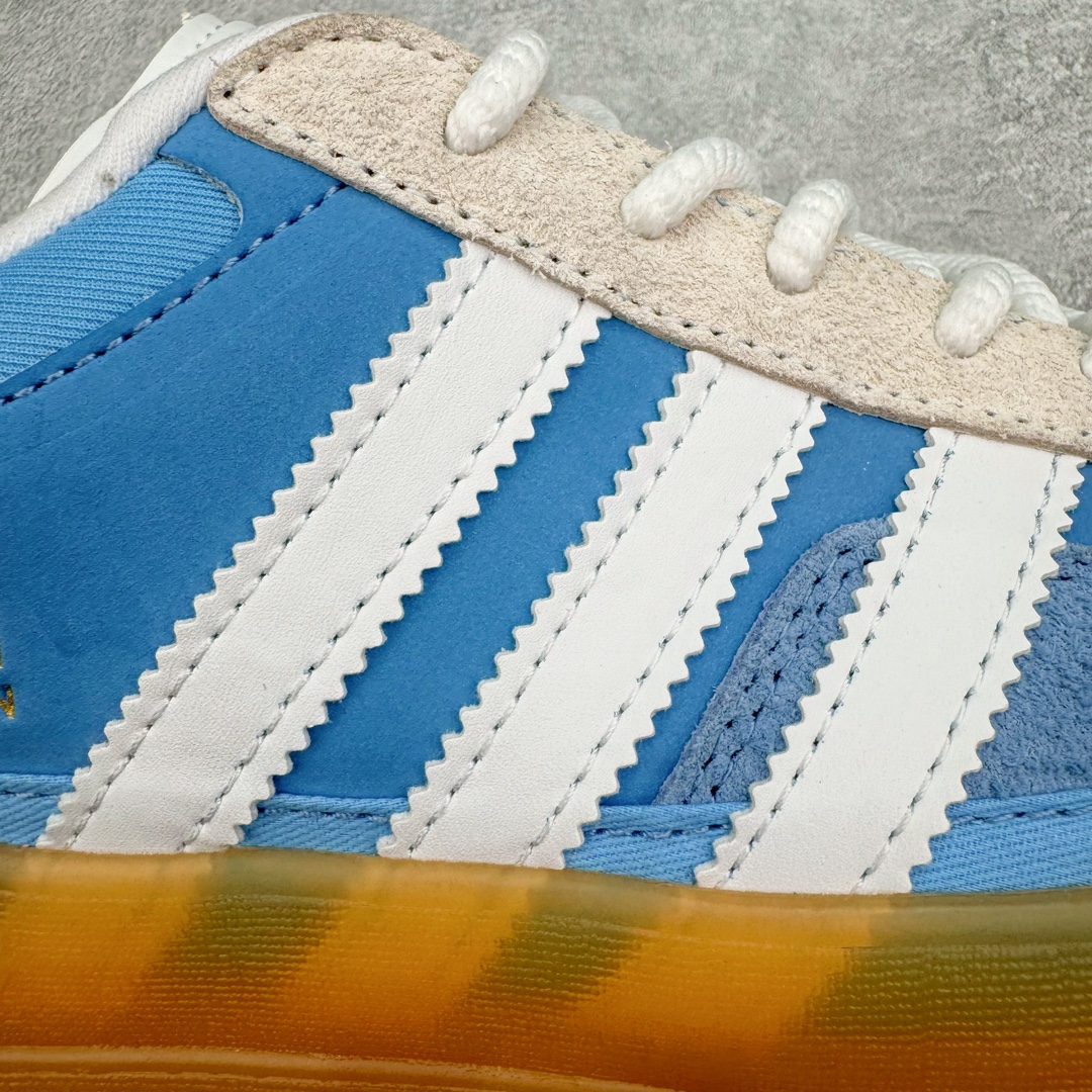 图片[13]-＃HP纯原 坏痞兔Bad Bunny x AD Gazelle Indoor Trainers \\\”Benito\\\”羚羊内训系列低帮复古百搭休闲运动德训风板鞋“联名白蓝变形鞋头”IF9734 Bad Bunny本人在杂志拍摄时率先上脚带一波节奏，emm，手上拿的杂志封面还是Kylie，看来前女友和布克重新约会，这位哥也还是没放下啊…回到鞋款本身，整体选择了简约的黑白皮革搭配浅灰色长绒麂皮材质，最后以半透明生胶大底收尾，质感在线。不同于以往联名的调色盘操作，Bad Bunny对Gazelle indoor进行了加宽加厚处理，以及鞋头变形的设计，带来全新的歪头面包鞋型Gazelle。此外，鞋款标签直接呈现在后跟处，鞋侧adidas标识下方还加入了\\\”benito\\\”字样，辨识度拉满。 尺码：35 36 36⅔ 37⅓ 38 38⅔ 39⅓ 40 40⅔ 41⅓ 42 42⅔ 43⅓ 44 44⅔ 45-选品中心