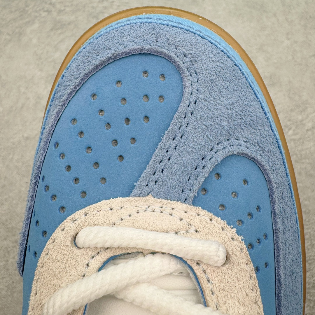 图片[14]-＃HP纯原 坏痞兔Bad Bunny x AD Gazelle Indoor Trainers \\\”Benito\\\”羚羊内训系列低帮复古百搭休闲运动德训风板鞋“联名白蓝变形鞋头”IF9734 Bad Bunny本人在杂志拍摄时率先上脚带一波节奏，emm，手上拿的杂志封面还是Kylie，看来前女友和布克重新约会，这位哥也还是没放下啊…回到鞋款本身，整体选择了简约的黑白皮革搭配浅灰色长绒麂皮材质，最后以半透明生胶大底收尾，质感在线。不同于以往联名的调色盘操作，Bad Bunny对Gazelle indoor进行了加宽加厚处理，以及鞋头变形的设计，带来全新的歪头面包鞋型Gazelle。此外，鞋款标签直接呈现在后跟处，鞋侧adidas标识下方还加入了\\\”benito\\\”字样，辨识度拉满。 尺码：35 36 36⅔ 37⅓ 38 38⅔ 39⅓ 40 40⅔ 41⅓ 42 42⅔ 43⅓ 44 44⅔ 45-选品中心