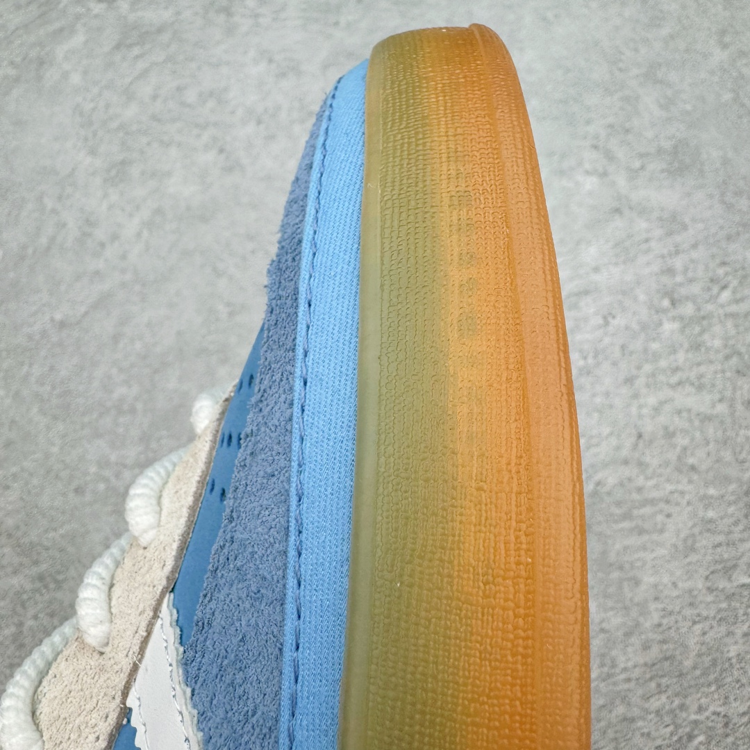 图片[15]-＃HP纯原 坏痞兔Bad Bunny x AD Gazelle Indoor Trainers \\\”Benito\\\”羚羊内训系列低帮复古百搭休闲运动德训风板鞋“联名白蓝变形鞋头”IF9734 Bad Bunny本人在杂志拍摄时率先上脚带一波节奏，emm，手上拿的杂志封面还是Kylie，看来前女友和布克重新约会，这位哥也还是没放下啊…回到鞋款本身，整体选择了简约的黑白皮革搭配浅灰色长绒麂皮材质，最后以半透明生胶大底收尾，质感在线。不同于以往联名的调色盘操作，Bad Bunny对Gazelle indoor进行了加宽加厚处理，以及鞋头变形的设计，带来全新的歪头面包鞋型Gazelle。此外，鞋款标签直接呈现在后跟处，鞋侧adidas标识下方还加入了\\\”benito\\\”字样，辨识度拉满。 尺码：35 36 36⅔ 37⅓ 38 38⅔ 39⅓ 40 40⅔ 41⅓ 42 42⅔ 43⅓ 44 44⅔ 45-选品中心