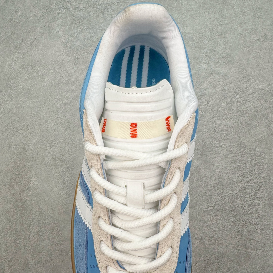 图片[5]-＃HP纯原 坏痞兔Bad Bunny x AD Gazelle Indoor Trainers \\\”Benito\\\”羚羊内训系列低帮复古百搭休闲运动德训风板鞋“联名白蓝变形鞋头”IF9734 Bad Bunny本人在杂志拍摄时率先上脚带一波节奏，emm，手上拿的杂志封面还是Kylie，看来前女友和布克重新约会，这位哥也还是没放下啊…回到鞋款本身，整体选择了简约的黑白皮革搭配浅灰色长绒麂皮材质，最后以半透明生胶大底收尾，质感在线。不同于以往联名的调色盘操作，Bad Bunny对Gazelle indoor进行了加宽加厚处理，以及鞋头变形的设计，带来全新的歪头面包鞋型Gazelle。此外，鞋款标签直接呈现在后跟处，鞋侧adidas标识下方还加入了\\\”benito\\\”字样，辨识度拉满。 尺码：35 36 36⅔ 37⅓ 38 38⅔ 39⅓ 40 40⅔ 41⅓ 42 42⅔ 43⅓ 44 44⅔ 45-选品中心