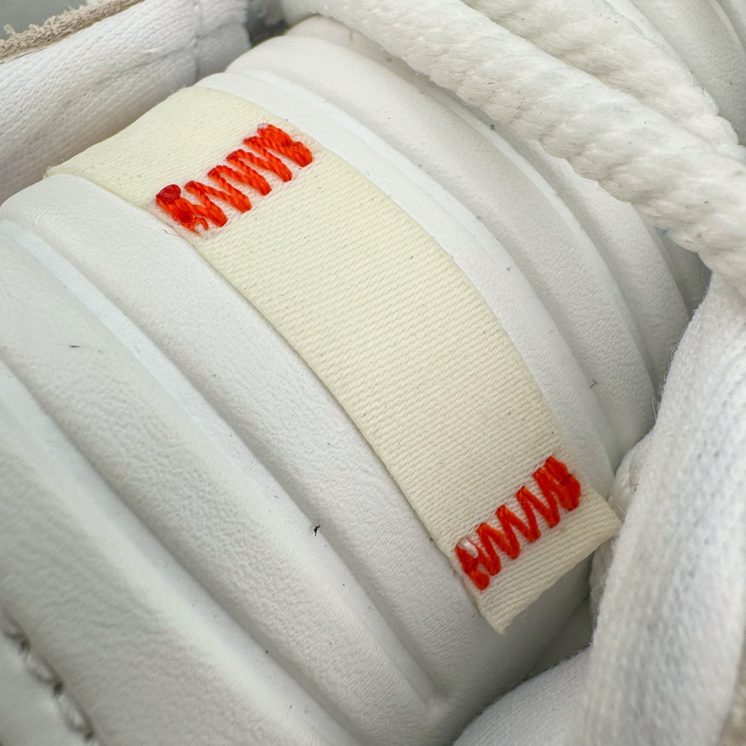 图片[20]-＃HP纯原 坏痞兔Bad Bunny x AD Gazelle Indoor Trainers \\\”Benito\\\”羚羊内训系列低帮复古百搭休闲运动德训风板鞋“联名白蓝变形鞋头”IF9734 Bad Bunny本人在杂志拍摄时率先上脚带一波节奏，emm，手上拿的杂志封面还是Kylie，看来前女友和布克重新约会，这位哥也还是没放下啊…回到鞋款本身，整体选择了简约的黑白皮革搭配浅灰色长绒麂皮材质，最后以半透明生胶大底收尾，质感在线。不同于以往联名的调色盘操作，Bad Bunny对Gazelle indoor进行了加宽加厚处理，以及鞋头变形的设计，带来全新的歪头面包鞋型Gazelle。此外，鞋款标签直接呈现在后跟处，鞋侧adidas标识下方还加入了\\\”benito\\\”字样，辨识度拉满。 尺码：35 36 36⅔ 37⅓ 38 38⅔ 39⅓ 40 40⅔ 41⅓ 42 42⅔ 43⅓ 44 44⅔ 45-选品中心