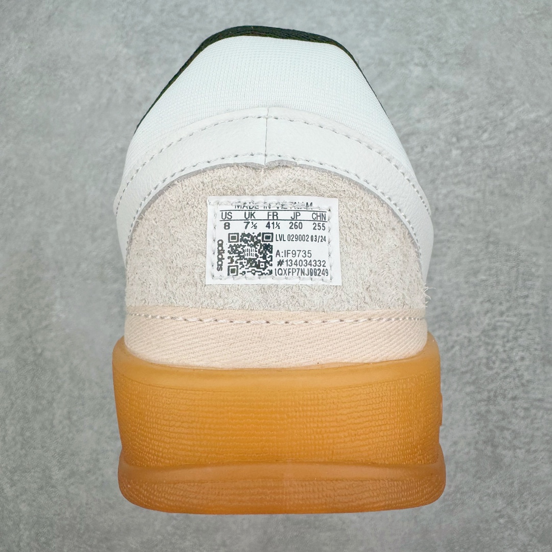 图片[8]-＃HP纯原 坏痞兔Bad Bunny x AD Gazelle Indoor Trainers \\\”Benito\\\”羚羊内训系列低帮复古百搭休闲运动德训风板鞋“联名白黑变形鞋头”IF9735 Bad Bunny本人在杂志拍摄时率先上脚带一波节奏，emm，手上拿的杂志封面还是Kylie，看来前女友和布克重新约会，这位哥也还是没放下啊…回到鞋款本身，整体选择了简约的黑白皮革搭配浅灰色长绒麂皮材质，最后以半透明生胶大底收尾，质感在线。不同于以往联名的调色盘操作，Bad Bunny对Gazelle indoor进行了加宽加厚处理，以及鞋头变形的设计，带来全新的歪头面包鞋型Gazelle。此外，鞋款标签直接呈现在后跟处，鞋侧adidas标识下方还加入了\\\”benito\\\”字样，辨识度拉满。 尺码：35 36 36⅔ 37⅓ 38 38⅔ 39⅓ 40 40⅔ 41⅓ 42 42⅔ 43⅓ 44 44⅔ 45-选品中心