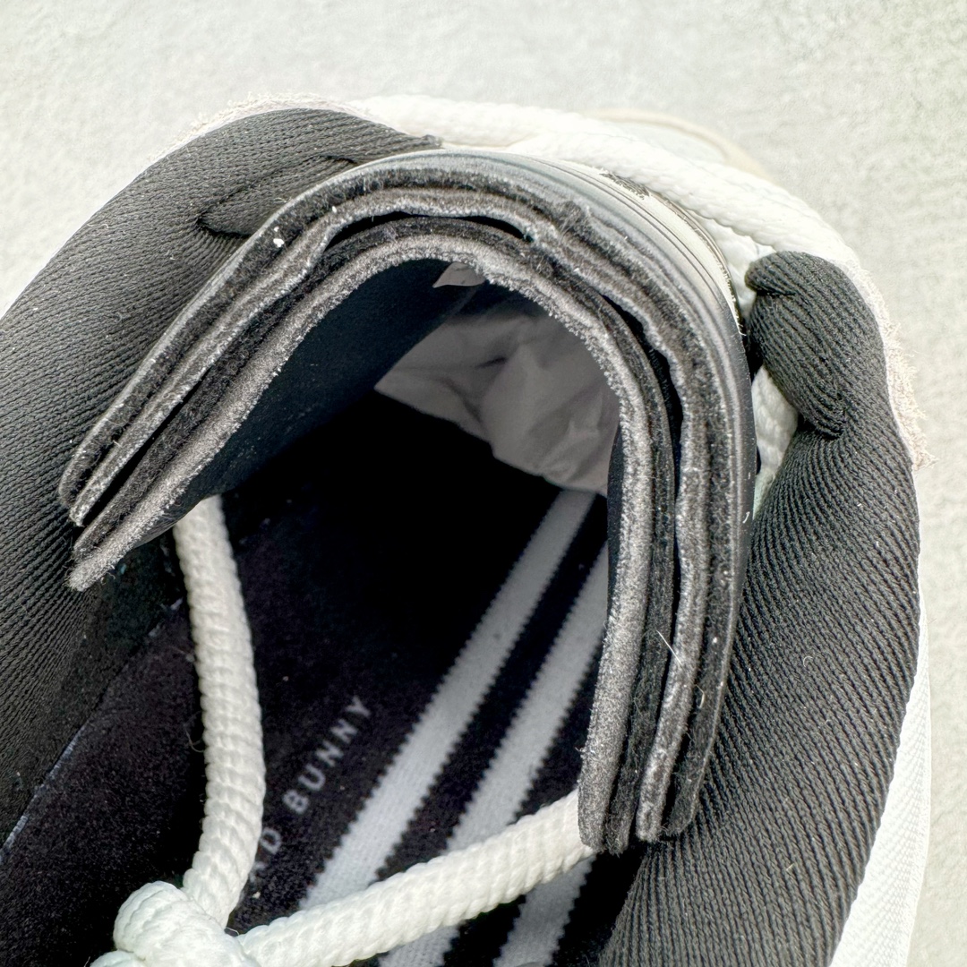 图片[15]-＃HP纯原 坏痞兔Bad Bunny x AD Gazelle Indoor Trainers \\\”Benito\\\”羚羊内训系列低帮复古百搭休闲运动德训风板鞋“联名白黑变形鞋头”IF9735 Bad Bunny本人在杂志拍摄时率先上脚带一波节奏，emm，手上拿的杂志封面还是Kylie，看来前女友和布克重新约会，这位哥也还是没放下啊…回到鞋款本身，整体选择了简约的黑白皮革搭配浅灰色长绒麂皮材质，最后以半透明生胶大底收尾，质感在线。不同于以往联名的调色盘操作，Bad Bunny对Gazelle indoor进行了加宽加厚处理，以及鞋头变形的设计，带来全新的歪头面包鞋型Gazelle。此外，鞋款标签直接呈现在后跟处，鞋侧adidas标识下方还加入了\\\”benito\\\”字样，辨识度拉满。 尺码：35 36 36⅔ 37⅓ 38 38⅔ 39⅓ 40 40⅔ 41⅓ 42 42⅔ 43⅓ 44 44⅔ 45-选品中心