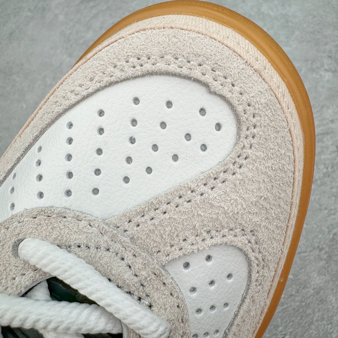 图片[17]-＃HP纯原 坏痞兔Bad Bunny x AD Gazelle Indoor Trainers \\\”Benito\\\”羚羊内训系列低帮复古百搭休闲运动德训风板鞋“联名白黑变形鞋头”IF9735 Bad Bunny本人在杂志拍摄时率先上脚带一波节奏，emm，手上拿的杂志封面还是Kylie，看来前女友和布克重新约会，这位哥也还是没放下啊…回到鞋款本身，整体选择了简约的黑白皮革搭配浅灰色长绒麂皮材质，最后以半透明生胶大底收尾，质感在线。不同于以往联名的调色盘操作，Bad Bunny对Gazelle indoor进行了加宽加厚处理，以及鞋头变形的设计，带来全新的歪头面包鞋型Gazelle。此外，鞋款标签直接呈现在后跟处，鞋侧adidas标识下方还加入了\\\”benito\\\”字样，辨识度拉满。 尺码：35 36 36⅔ 37⅓ 38 38⅔ 39⅓ 40 40⅔ 41⅓ 42 42⅔ 43⅓ 44 44⅔ 45-选品中心