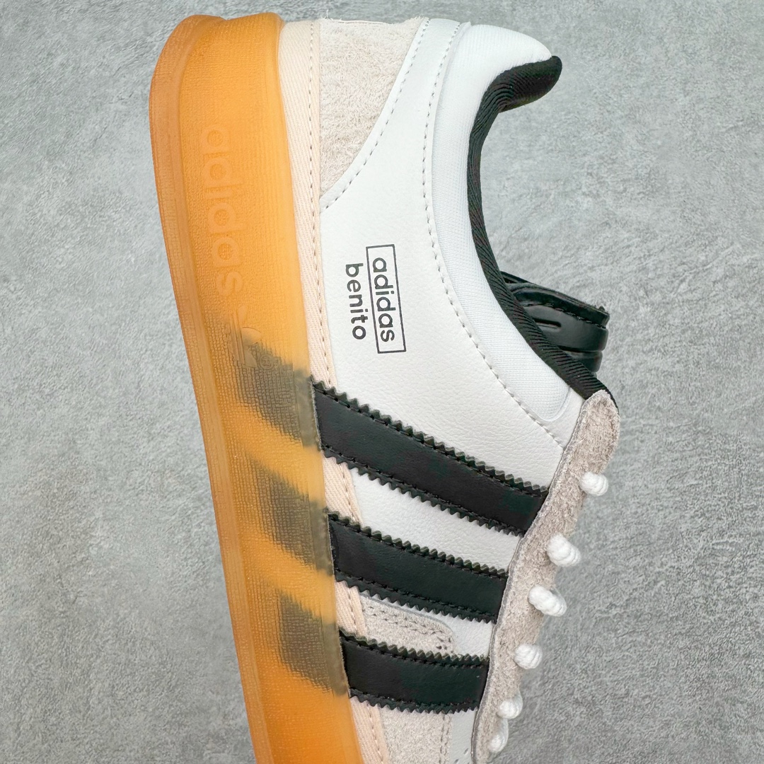 图片[6]-＃HP纯原 坏痞兔Bad Bunny x AD Gazelle Indoor Trainers \\\”Benito\\\”羚羊内训系列低帮复古百搭休闲运动德训风板鞋“联名白黑变形鞋头”IF9735 Bad Bunny本人在杂志拍摄时率先上脚带一波节奏，emm，手上拿的杂志封面还是Kylie，看来前女友和布克重新约会，这位哥也还是没放下啊…回到鞋款本身，整体选择了简约的黑白皮革搭配浅灰色长绒麂皮材质，最后以半透明生胶大底收尾，质感在线。不同于以往联名的调色盘操作，Bad Bunny对Gazelle indoor进行了加宽加厚处理，以及鞋头变形的设计，带来全新的歪头面包鞋型Gazelle。此外，鞋款标签直接呈现在后跟处，鞋侧adidas标识下方还加入了\\\”benito\\\”字样，辨识度拉满。 尺码：35 36 36⅔ 37⅓ 38 38⅔ 39⅓ 40 40⅔ 41⅓ 42 42⅔ 43⅓ 44 44⅔ 45-选品中心