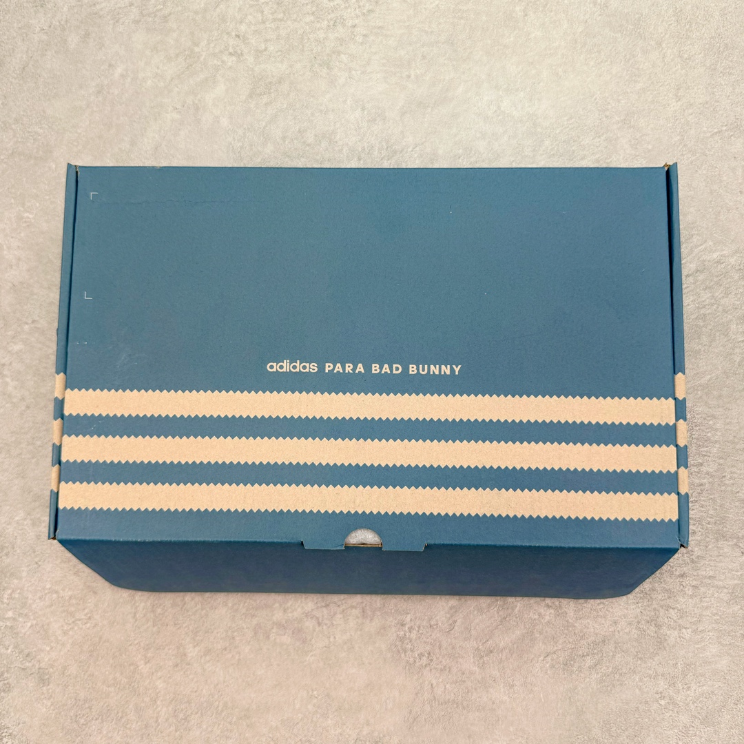 图片[10]-＃HP纯原 坏痞兔Bad Bunny x AD Gazelle Indoor Trainers \\\”Benito\\\”羚羊内训系列低帮复古百搭休闲运动德训风板鞋“联名白黑变形鞋头”IF9735 Bad Bunny本人在杂志拍摄时率先上脚带一波节奏，emm，手上拿的杂志封面还是Kylie，看来前女友和布克重新约会，这位哥也还是没放下啊…回到鞋款本身，整体选择了简约的黑白皮革搭配浅灰色长绒麂皮材质，最后以半透明生胶大底收尾，质感在线。不同于以往联名的调色盘操作，Bad Bunny对Gazelle indoor进行了加宽加厚处理，以及鞋头变形的设计，带来全新的歪头面包鞋型Gazelle。此外，鞋款标签直接呈现在后跟处，鞋侧adidas标识下方还加入了\\\”benito\\\”字样，辨识度拉满。 尺码：35 36 36⅔ 37⅓ 38 38⅔ 39⅓ 40 40⅔ 41⅓ 42 42⅔ 43⅓ 44 44⅔ 45-选品中心