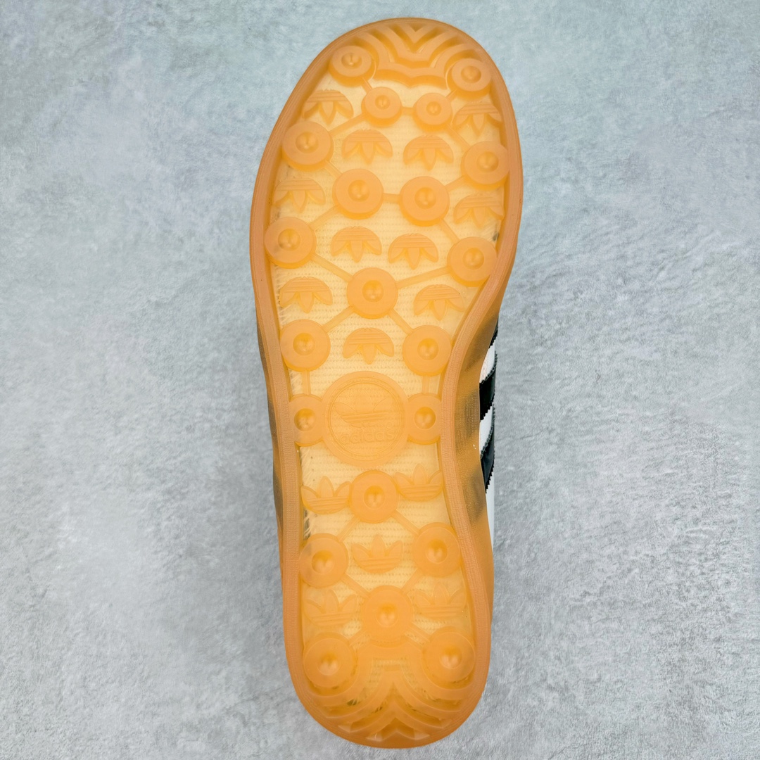 图片[9]-＃HP纯原 坏痞兔Bad Bunny x AD Gazelle Indoor Trainers \\\”Benito\\\”羚羊内训系列低帮复古百搭休闲运动德训风板鞋“联名白黑变形鞋头”IF9735 Bad Bunny本人在杂志拍摄时率先上脚带一波节奏，emm，手上拿的杂志封面还是Kylie，看来前女友和布克重新约会，这位哥也还是没放下啊…回到鞋款本身，整体选择了简约的黑白皮革搭配浅灰色长绒麂皮材质，最后以半透明生胶大底收尾，质感在线。不同于以往联名的调色盘操作，Bad Bunny对Gazelle indoor进行了加宽加厚处理，以及鞋头变形的设计，带来全新的歪头面包鞋型Gazelle。此外，鞋款标签直接呈现在后跟处，鞋侧adidas标识下方还加入了\\\”benito\\\”字样，辨识度拉满。 尺码：35 36 36⅔ 37⅓ 38 38⅔ 39⅓ 40 40⅔ 41⅓ 42 42⅔ 43⅓ 44 44⅔ 45-选品中心