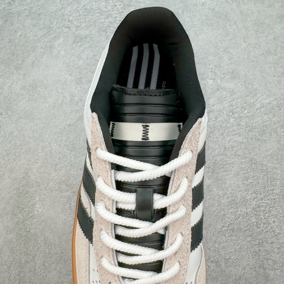 图片[5]-＃HP纯原 坏痞兔Bad Bunny x AD Gazelle Indoor Trainers \\\”Benito\\\”羚羊内训系列低帮复古百搭休闲运动德训风板鞋“联名白黑变形鞋头”IF9735 Bad Bunny本人在杂志拍摄时率先上脚带一波节奏，emm，手上拿的杂志封面还是Kylie，看来前女友和布克重新约会，这位哥也还是没放下啊…回到鞋款本身，整体选择了简约的黑白皮革搭配浅灰色长绒麂皮材质，最后以半透明生胶大底收尾，质感在线。不同于以往联名的调色盘操作，Bad Bunny对Gazelle indoor进行了加宽加厚处理，以及鞋头变形的设计，带来全新的歪头面包鞋型Gazelle。此外，鞋款标签直接呈现在后跟处，鞋侧adidas标识下方还加入了\\\”benito\\\”字样，辨识度拉满。 尺码：35 36 36⅔ 37⅓ 38 38⅔ 39⅓ 40 40⅔ 41⅓ 42 42⅔ 43⅓ 44 44⅔ 45-选品中心