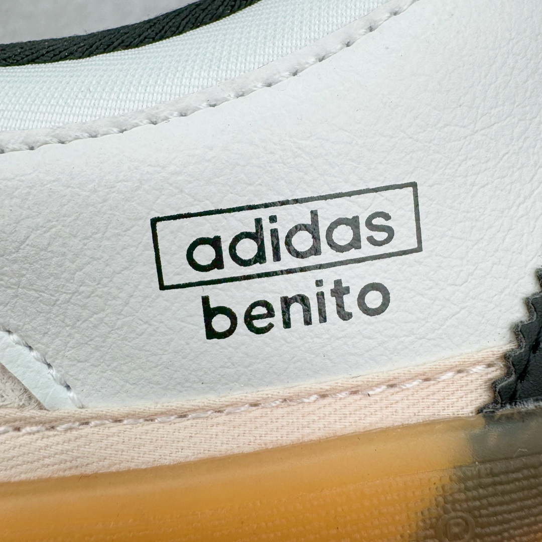 图片[19]-＃HP纯原 坏痞兔Bad Bunny x AD Gazelle Indoor Trainers \\\”Benito\\\”羚羊内训系列低帮复古百搭休闲运动德训风板鞋“联名白黑变形鞋头”IF9735 Bad Bunny本人在杂志拍摄时率先上脚带一波节奏，emm，手上拿的杂志封面还是Kylie，看来前女友和布克重新约会，这位哥也还是没放下啊…回到鞋款本身，整体选择了简约的黑白皮革搭配浅灰色长绒麂皮材质，最后以半透明生胶大底收尾，质感在线。不同于以往联名的调色盘操作，Bad Bunny对Gazelle indoor进行了加宽加厚处理，以及鞋头变形的设计，带来全新的歪头面包鞋型Gazelle。此外，鞋款标签直接呈现在后跟处，鞋侧adidas标识下方还加入了\\\”benito\\\”字样，辨识度拉满。 尺码：35 36 36⅔ 37⅓ 38 38⅔ 39⅓ 40 40⅔ 41⅓ 42 42⅔ 43⅓ 44 44⅔ 45-选品中心