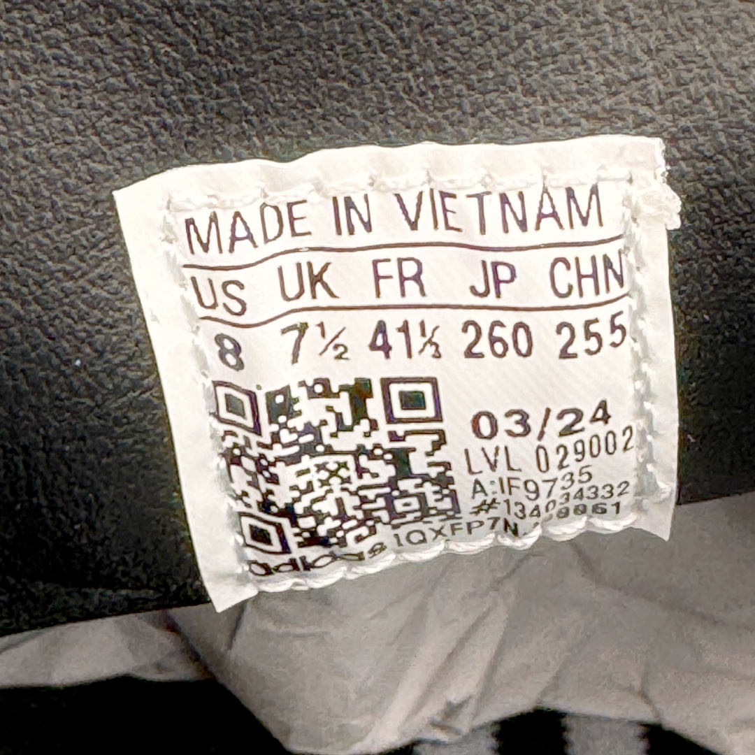 图片[14]-＃HP纯原 坏痞兔Bad Bunny x AD Gazelle Indoor Trainers \\\”Benito\\\”羚羊内训系列低帮复古百搭休闲运动德训风板鞋“联名白黑变形鞋头”IF9735 Bad Bunny本人在杂志拍摄时率先上脚带一波节奏，emm，手上拿的杂志封面还是Kylie，看来前女友和布克重新约会，这位哥也还是没放下啊…回到鞋款本身，整体选择了简约的黑白皮革搭配浅灰色长绒麂皮材质，最后以半透明生胶大底收尾，质感在线。不同于以往联名的调色盘操作，Bad Bunny对Gazelle indoor进行了加宽加厚处理，以及鞋头变形的设计，带来全新的歪头面包鞋型Gazelle。此外，鞋款标签直接呈现在后跟处，鞋侧adidas标识下方还加入了\\\”benito\\\”字样，辨识度拉满。 尺码：35 36 36⅔ 37⅓ 38 38⅔ 39⅓ 40 40⅔ 41⅓ 42 42⅔ 43⅓ 44 44⅔ 45-选品中心