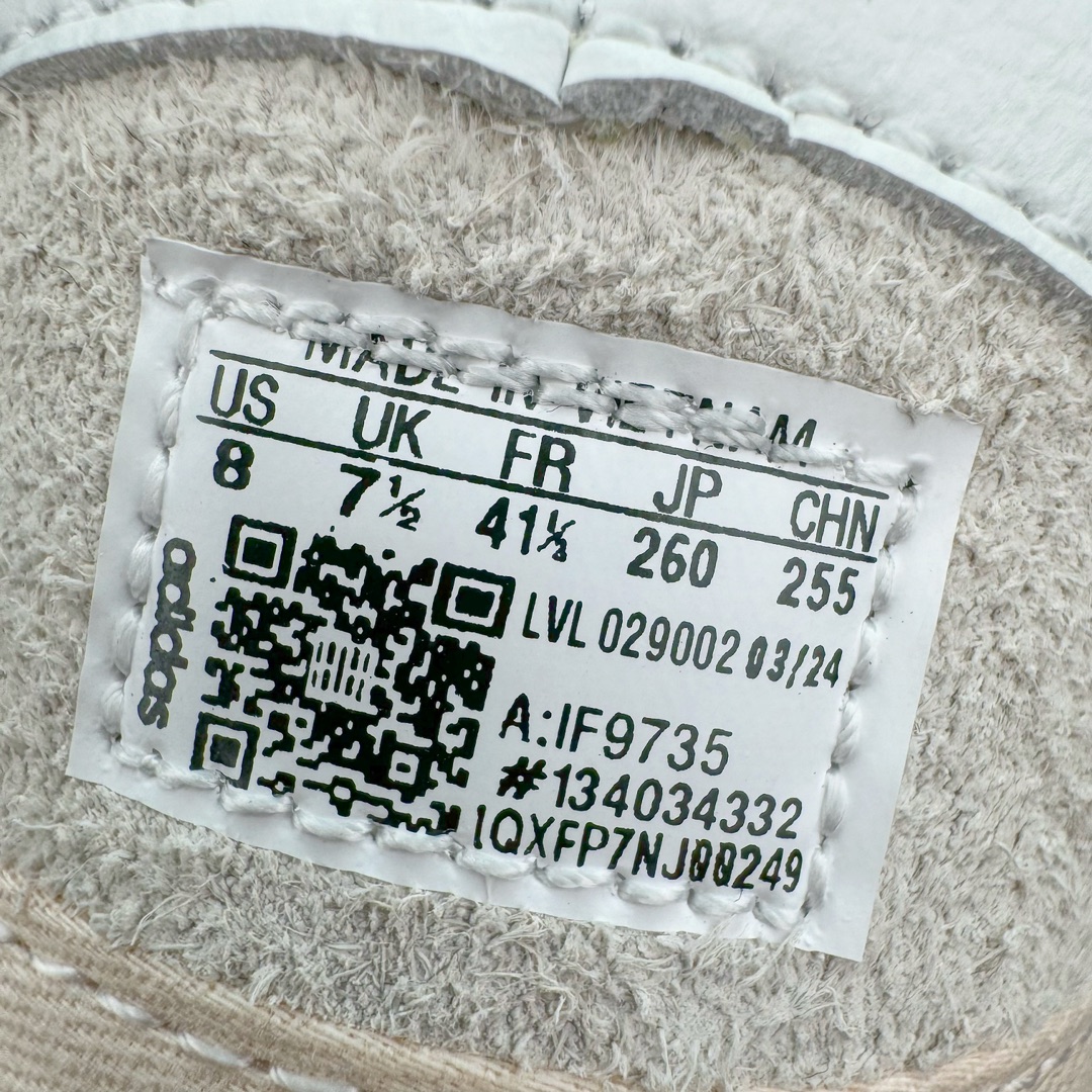 图片[12]-＃HP纯原 坏痞兔Bad Bunny x AD Gazelle Indoor Trainers \\\”Benito\\\”羚羊内训系列低帮复古百搭休闲运动德训风板鞋“联名白黑变形鞋头”IF9735 Bad Bunny本人在杂志拍摄时率先上脚带一波节奏，emm，手上拿的杂志封面还是Kylie，看来前女友和布克重新约会，这位哥也还是没放下啊…回到鞋款本身，整体选择了简约的黑白皮革搭配浅灰色长绒麂皮材质，最后以半透明生胶大底收尾，质感在线。不同于以往联名的调色盘操作，Bad Bunny对Gazelle indoor进行了加宽加厚处理，以及鞋头变形的设计，带来全新的歪头面包鞋型Gazelle。此外，鞋款标签直接呈现在后跟处，鞋侧adidas标识下方还加入了\\\”benito\\\”字样，辨识度拉满。 尺码：35 36 36⅔ 37⅓ 38 38⅔ 39⅓ 40 40⅔ 41⅓ 42 42⅔ 43⅓ 44 44⅔ 45-选品中心