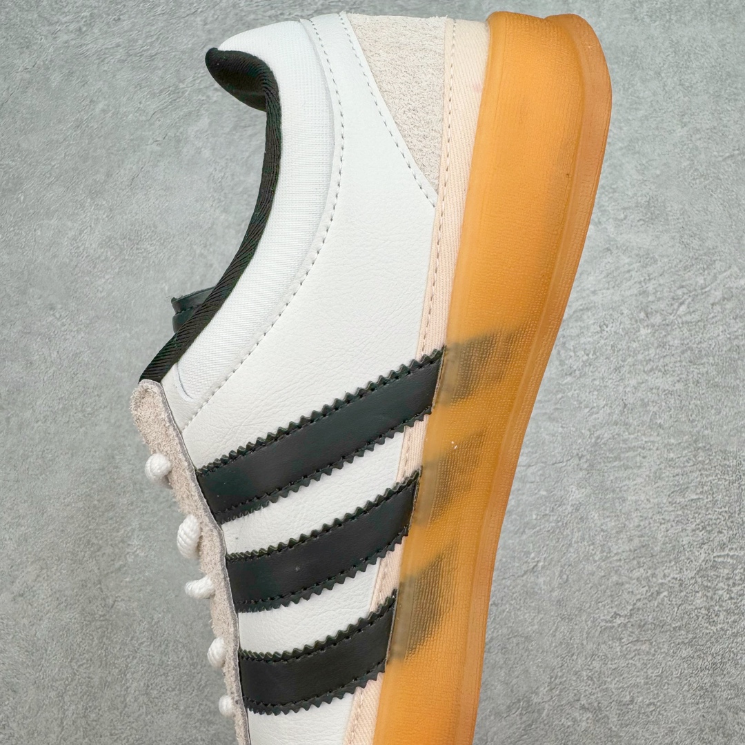 图片[7]-＃HP纯原 坏痞兔Bad Bunny x AD Gazelle Indoor Trainers \\\”Benito\\\”羚羊内训系列低帮复古百搭休闲运动德训风板鞋“联名白黑变形鞋头”IF9735 Bad Bunny本人在杂志拍摄时率先上脚带一波节奏，emm，手上拿的杂志封面还是Kylie，看来前女友和布克重新约会，这位哥也还是没放下啊…回到鞋款本身，整体选择了简约的黑白皮革搭配浅灰色长绒麂皮材质，最后以半透明生胶大底收尾，质感在线。不同于以往联名的调色盘操作，Bad Bunny对Gazelle indoor进行了加宽加厚处理，以及鞋头变形的设计，带来全新的歪头面包鞋型Gazelle。此外，鞋款标签直接呈现在后跟处，鞋侧adidas标识下方还加入了\\\”benito\\\”字样，辨识度拉满。 尺码：35 36 36⅔ 37⅓ 38 38⅔ 39⅓ 40 40⅔ 41⅓ 42 42⅔ 43⅓ 44 44⅔ 45-选品中心