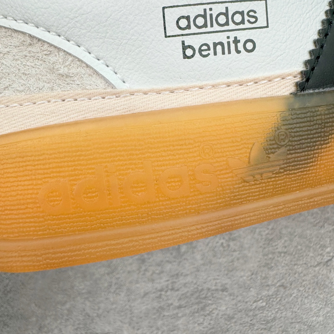 图片[20]-＃HP纯原 坏痞兔Bad Bunny x AD Gazelle Indoor Trainers \\\”Benito\\\”羚羊内训系列低帮复古百搭休闲运动德训风板鞋“联名白黑变形鞋头”IF9735 Bad Bunny本人在杂志拍摄时率先上脚带一波节奏，emm，手上拿的杂志封面还是Kylie，看来前女友和布克重新约会，这位哥也还是没放下啊…回到鞋款本身，整体选择了简约的黑白皮革搭配浅灰色长绒麂皮材质，最后以半透明生胶大底收尾，质感在线。不同于以往联名的调色盘操作，Bad Bunny对Gazelle indoor进行了加宽加厚处理，以及鞋头变形的设计，带来全新的歪头面包鞋型Gazelle。此外，鞋款标签直接呈现在后跟处，鞋侧adidas标识下方还加入了\\\”benito\\\”字样，辨识度拉满。 尺码：35 36 36⅔ 37⅓ 38 38⅔ 39⅓ 40 40⅔ 41⅓ 42 42⅔ 43⅓ 44 44⅔ 45-选品中心