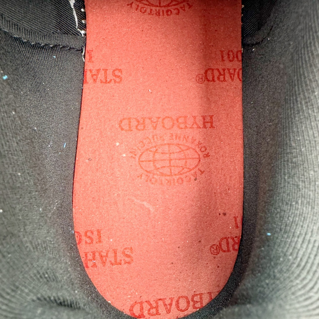 图片[13]-＃HP纯原 坏痞兔Bad Bunny x AD Gazelle Indoor Trainers \\\”Benito\\\”羚羊内训系列低帮复古百搭休闲运动德训风板鞋“联名白黑变形鞋头”IF9735 Bad Bunny本人在杂志拍摄时率先上脚带一波节奏，emm，手上拿的杂志封面还是Kylie，看来前女友和布克重新约会，这位哥也还是没放下啊…回到鞋款本身，整体选择了简约的黑白皮革搭配浅灰色长绒麂皮材质，最后以半透明生胶大底收尾，质感在线。不同于以往联名的调色盘操作，Bad Bunny对Gazelle indoor进行了加宽加厚处理，以及鞋头变形的设计，带来全新的歪头面包鞋型Gazelle。此外，鞋款标签直接呈现在后跟处，鞋侧adidas标识下方还加入了\\\”benito\\\”字样，辨识度拉满。 尺码：35 36 36⅔ 37⅓ 38 38⅔ 39⅓ 40 40⅔ 41⅓ 42 42⅔ 43⅓ 44 44⅔ 45-选品中心