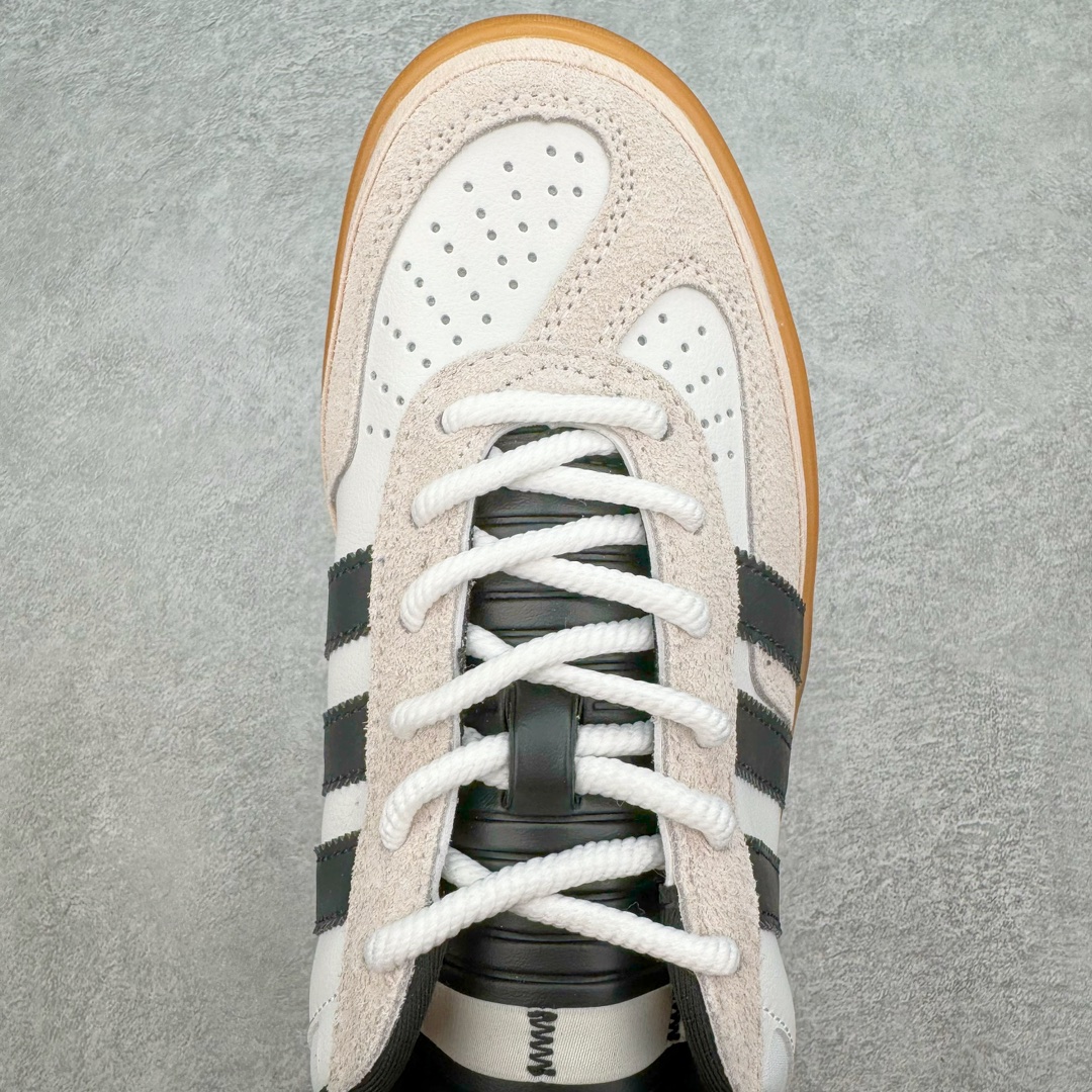 图片[4]-＃HP纯原 坏痞兔Bad Bunny x AD Gazelle Indoor Trainers \\\”Benito\\\”羚羊内训系列低帮复古百搭休闲运动德训风板鞋“联名白黑变形鞋头”IF9735 Bad Bunny本人在杂志拍摄时率先上脚带一波节奏，emm，手上拿的杂志封面还是Kylie，看来前女友和布克重新约会，这位哥也还是没放下啊…回到鞋款本身，整体选择了简约的黑白皮革搭配浅灰色长绒麂皮材质，最后以半透明生胶大底收尾，质感在线。不同于以往联名的调色盘操作，Bad Bunny对Gazelle indoor进行了加宽加厚处理，以及鞋头变形的设计，带来全新的歪头面包鞋型Gazelle。此外，鞋款标签直接呈现在后跟处，鞋侧adidas标识下方还加入了\\\”benito\\\”字样，辨识度拉满。 尺码：35 36 36⅔ 37⅓ 38 38⅔ 39⅓ 40 40⅔ 41⅓ 42 42⅔ 43⅓ 44 44⅔ 45-选品中心