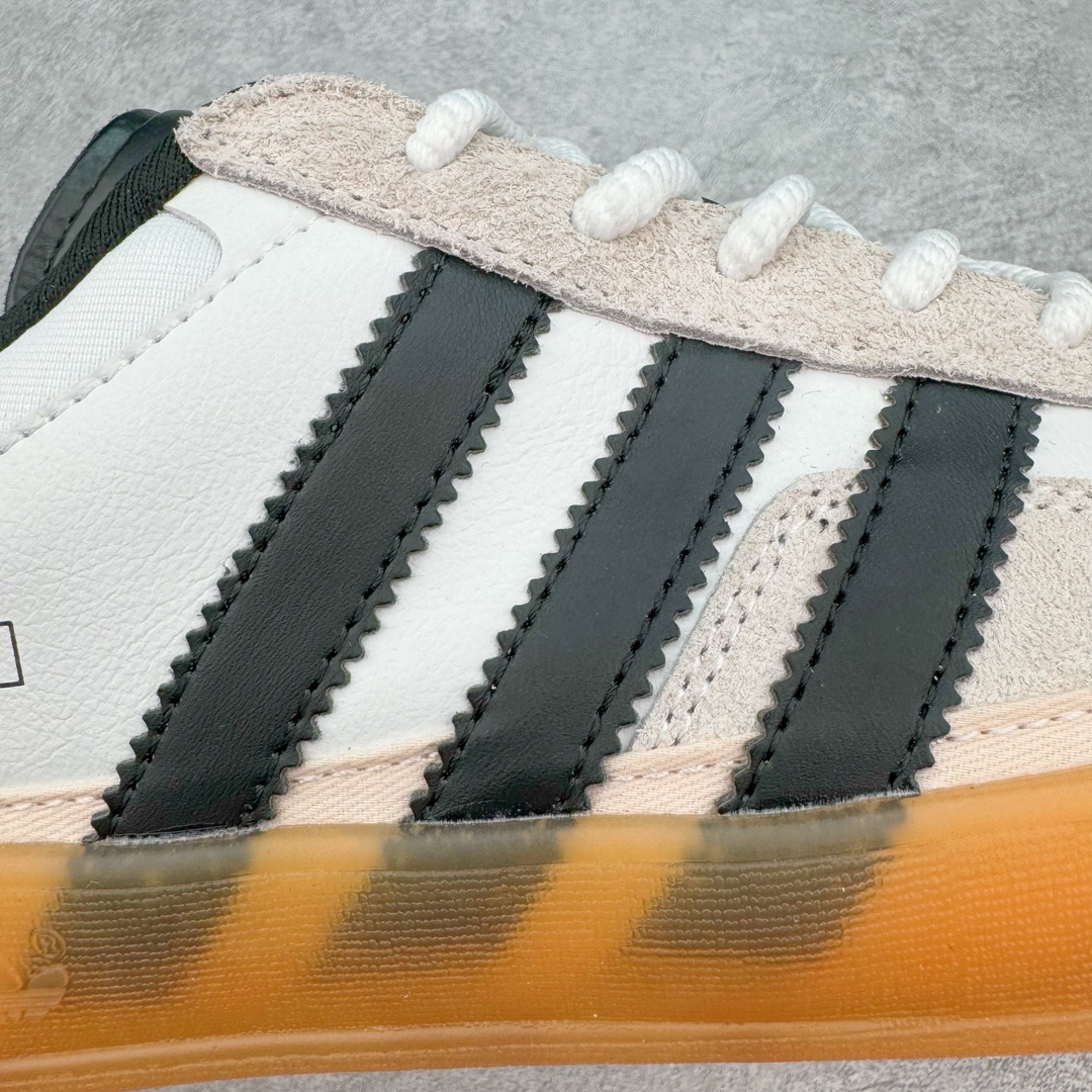 图片[18]-＃HP纯原 坏痞兔Bad Bunny x AD Gazelle Indoor Trainers \\\”Benito\\\”羚羊内训系列低帮复古百搭休闲运动德训风板鞋“联名白黑变形鞋头”IF9735 Bad Bunny本人在杂志拍摄时率先上脚带一波节奏，emm，手上拿的杂志封面还是Kylie，看来前女友和布克重新约会，这位哥也还是没放下啊…回到鞋款本身，整体选择了简约的黑白皮革搭配浅灰色长绒麂皮材质，最后以半透明生胶大底收尾，质感在线。不同于以往联名的调色盘操作，Bad Bunny对Gazelle indoor进行了加宽加厚处理，以及鞋头变形的设计，带来全新的歪头面包鞋型Gazelle。此外，鞋款标签直接呈现在后跟处，鞋侧adidas标识下方还加入了\\\”benito\\\”字样，辨识度拉满。 尺码：35 36 36⅔ 37⅓ 38 38⅔ 39⅓ 40 40⅔ 41⅓ 42 42⅔ 43⅓ 44 44⅔ 45-选品中心