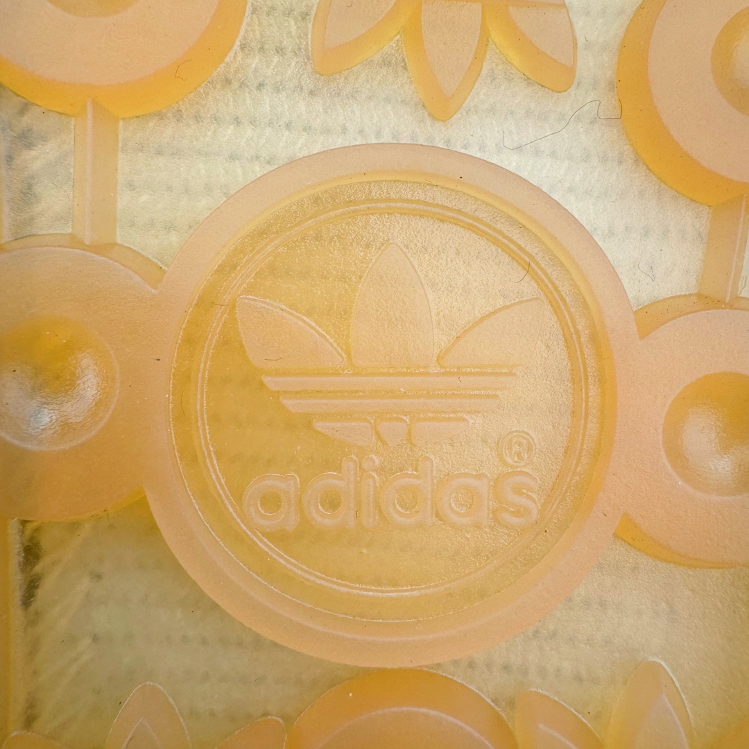 图片[21]-＃HP纯原 坏痞兔Bad Bunny x AD Gazelle Indoor Trainers \\\”Benito\\\”羚羊内训系列低帮复古百搭休闲运动德训风板鞋“联名白黑变形鞋头”IF9735 Bad Bunny本人在杂志拍摄时率先上脚带一波节奏，emm，手上拿的杂志封面还是Kylie，看来前女友和布克重新约会，这位哥也还是没放下啊…回到鞋款本身，整体选择了简约的黑白皮革搭配浅灰色长绒麂皮材质，最后以半透明生胶大底收尾，质感在线。不同于以往联名的调色盘操作，Bad Bunny对Gazelle indoor进行了加宽加厚处理，以及鞋头变形的设计，带来全新的歪头面包鞋型Gazelle。此外，鞋款标签直接呈现在后跟处，鞋侧adidas标识下方还加入了\\\”benito\\\”字样，辨识度拉满。 尺码：35 36 36⅔ 37⅓ 38 38⅔ 39⅓ 40 40⅔ 41⅓ 42 42⅔ 43⅓ 44 44⅔ 45-选品中心