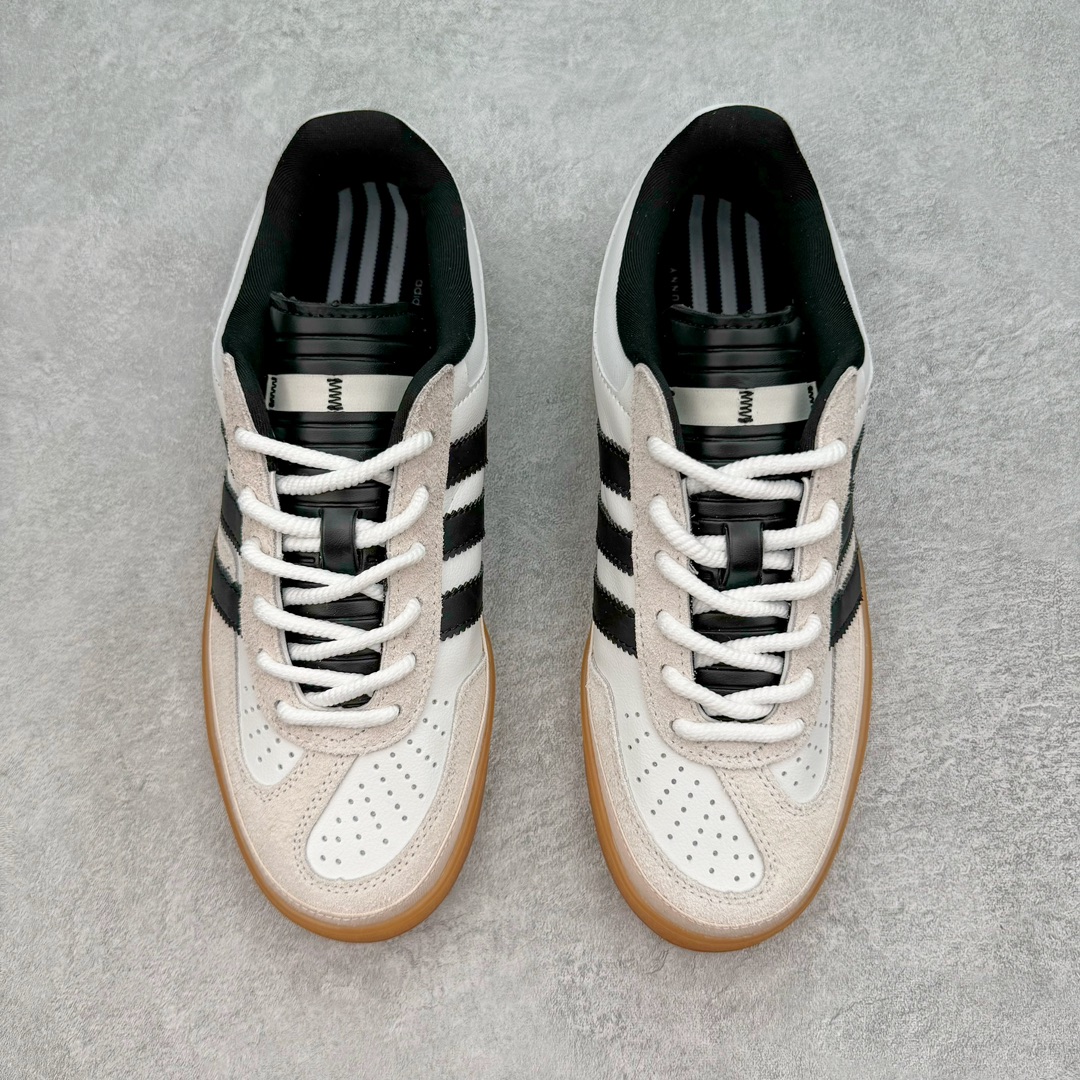 图片[2]-＃HP纯原 坏痞兔Bad Bunny x AD Gazelle Indoor Trainers \\\”Benito\\\”羚羊内训系列低帮复古百搭休闲运动德训风板鞋“联名白黑变形鞋头”IF9735 Bad Bunny本人在杂志拍摄时率先上脚带一波节奏，emm，手上拿的杂志封面还是Kylie，看来前女友和布克重新约会，这位哥也还是没放下啊…回到鞋款本身，整体选择了简约的黑白皮革搭配浅灰色长绒麂皮材质，最后以半透明生胶大底收尾，质感在线。不同于以往联名的调色盘操作，Bad Bunny对Gazelle indoor进行了加宽加厚处理，以及鞋头变形的设计，带来全新的歪头面包鞋型Gazelle。此外，鞋款标签直接呈现在后跟处，鞋侧adidas标识下方还加入了\\\”benito\\\”字样，辨识度拉满。 尺码：35 36 36⅔ 37⅓ 38 38⅔ 39⅓ 40 40⅔ 41⅓ 42 42⅔ 43⅓ 44 44⅔ 45-选品中心