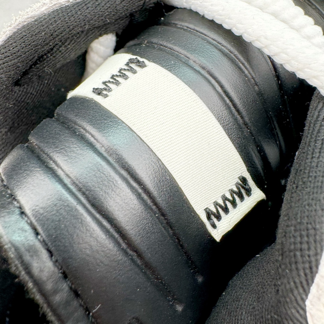 图片[16]-＃HP纯原 坏痞兔Bad Bunny x AD Gazelle Indoor Trainers \\\”Benito\\\”羚羊内训系列低帮复古百搭休闲运动德训风板鞋“联名白黑变形鞋头”IF9735 Bad Bunny本人在杂志拍摄时率先上脚带一波节奏，emm，手上拿的杂志封面还是Kylie，看来前女友和布克重新约会，这位哥也还是没放下啊…回到鞋款本身，整体选择了简约的黑白皮革搭配浅灰色长绒麂皮材质，最后以半透明生胶大底收尾，质感在线。不同于以往联名的调色盘操作，Bad Bunny对Gazelle indoor进行了加宽加厚处理，以及鞋头变形的设计，带来全新的歪头面包鞋型Gazelle。此外，鞋款标签直接呈现在后跟处，鞋侧adidas标识下方还加入了\\\”benito\\\”字样，辨识度拉满。 尺码：35 36 36⅔ 37⅓ 38 38⅔ 39⅓ 40 40⅔ 41⅓ 42 42⅔ 43⅓ 44 44⅔ 45-选品中心